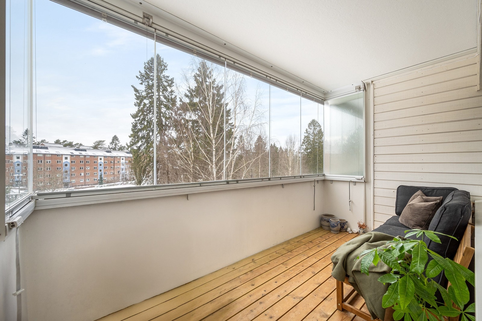 Leiligheten ligger i 2. etasje jeg har en innglasset, vestvendt balkong på ca. 9 kvm. Galleribilde