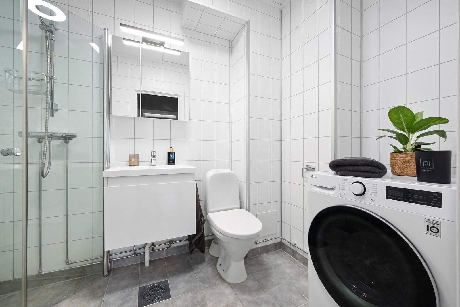 Det er opplegg for vaskemaskin. Kombi-vaskemaskin medfølger. Galleribilde