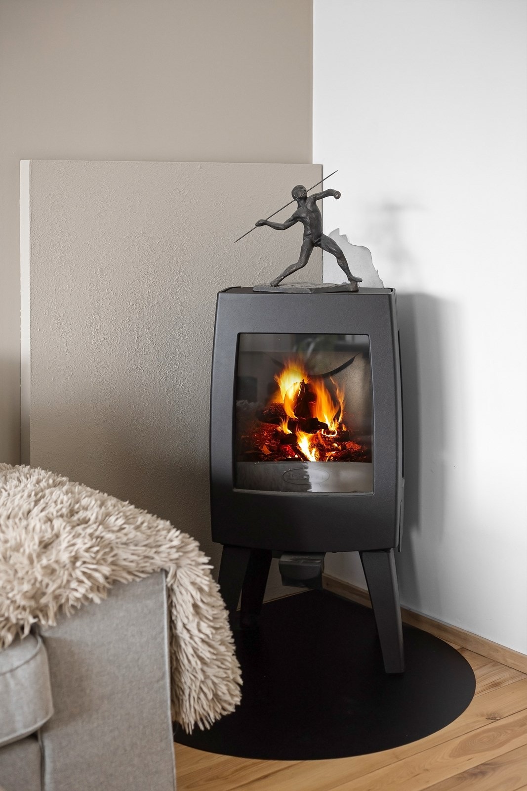 En moderne peis er sentralt plassert i stuen. Galleribilde