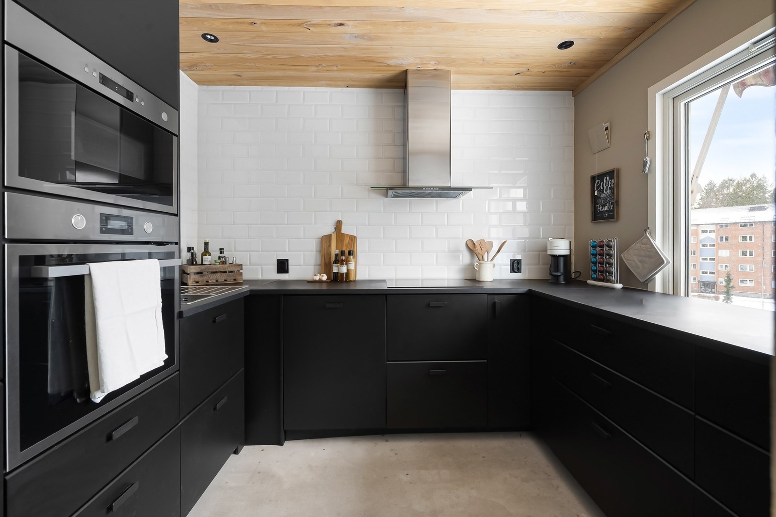 Lekkert IKEA-kjøkken fra 2020. Moderne innredning med glatte, sorte fronter. Det er rikelig med benkeplass som gjør matlagingen enkel. Galleribilde