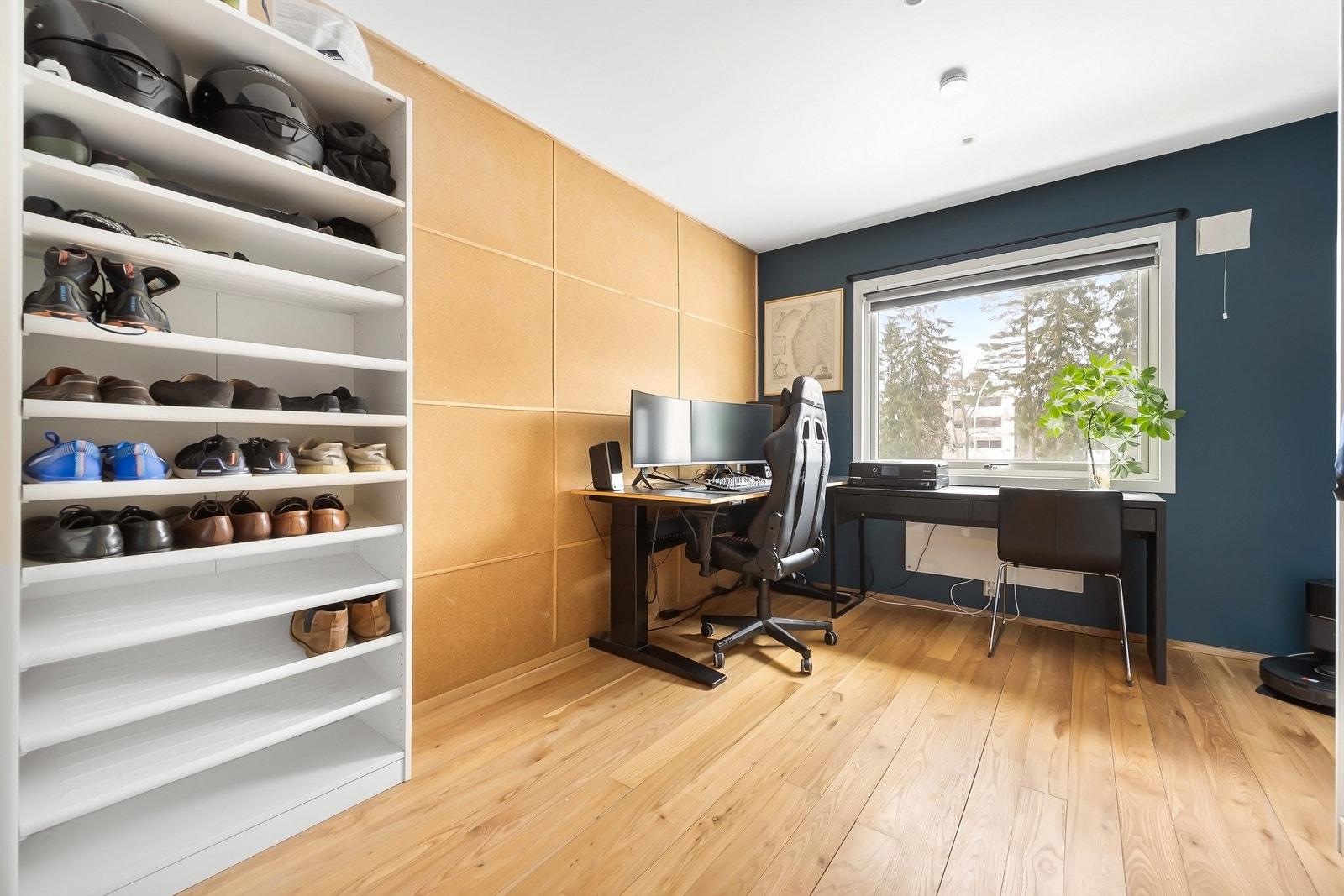 Det andre soverommet er i dag innredet som kontor. Egner seg også som barnerom eller gjesterom. Galleribilde