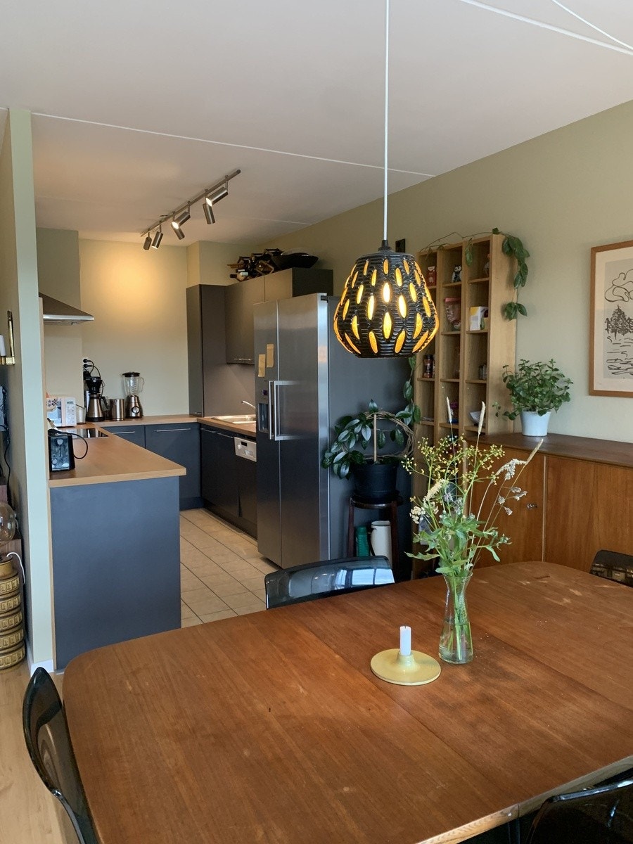 Fra spisebord inn mot kjøkken Galleribilde