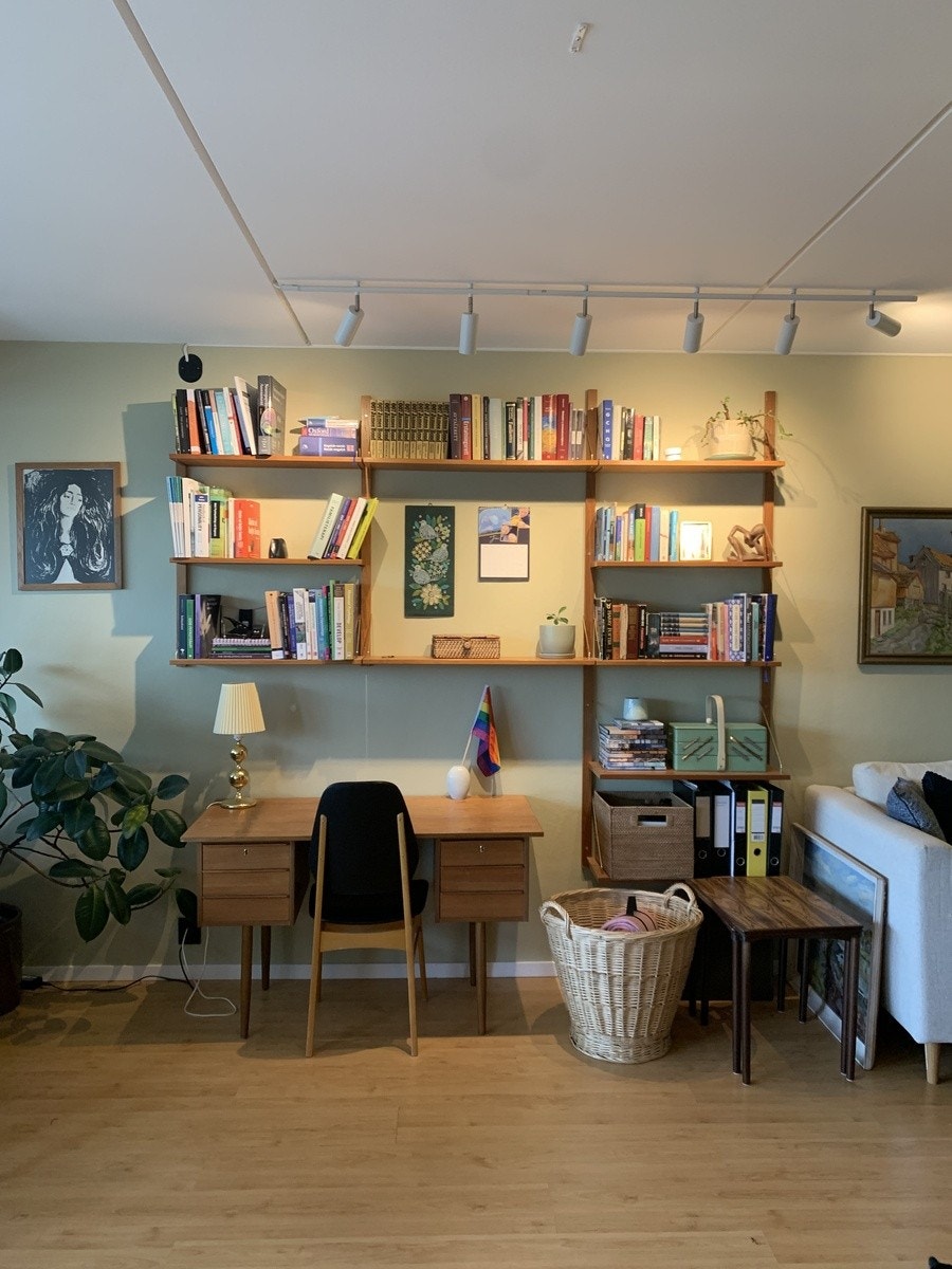 Pult og bokhylle til felles bruk Galleribilde