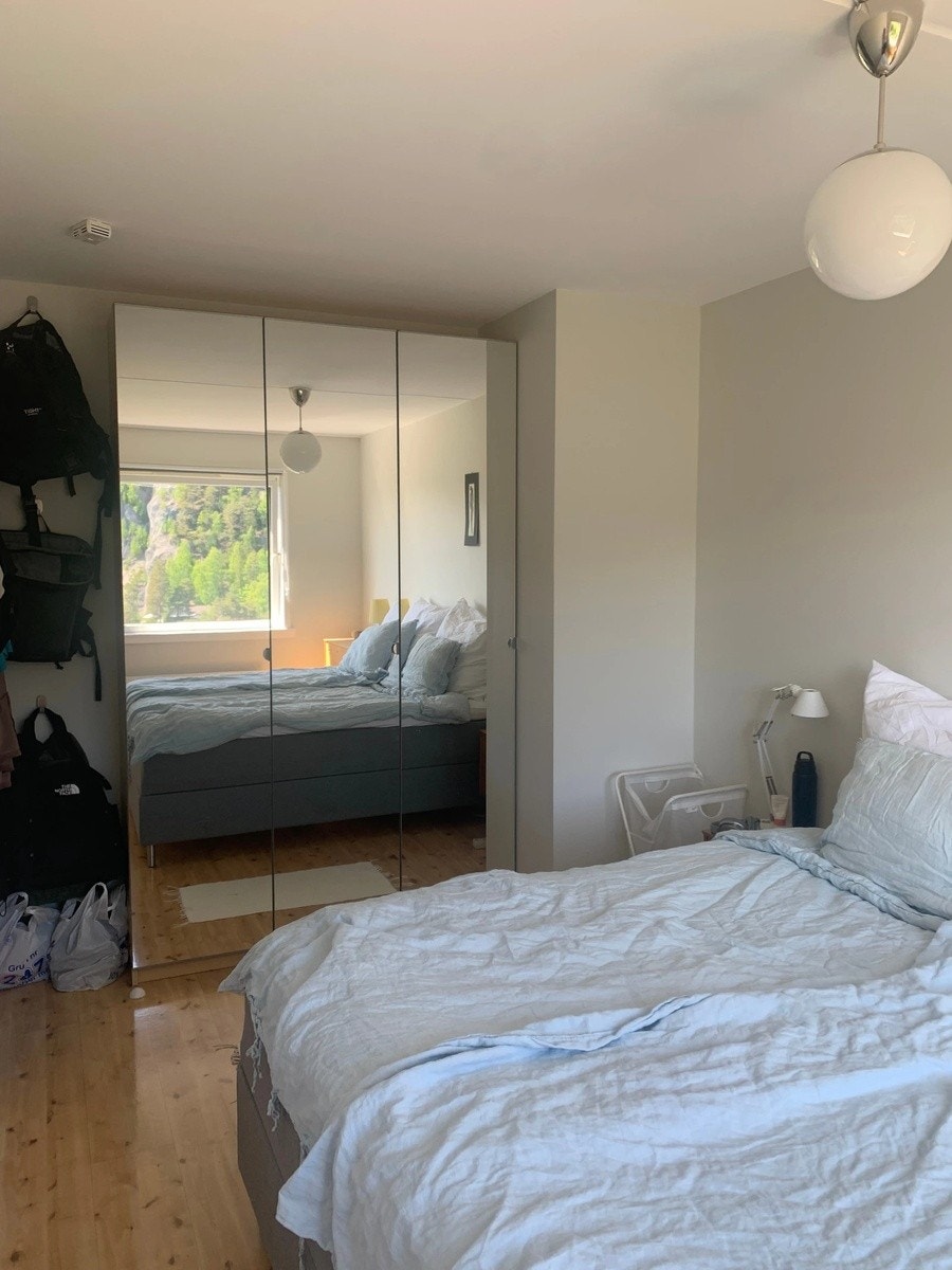 Soverom 1. Møblert med dobbeltseng, nattbord, kommode, klesskap og en hylle. Galleribilde