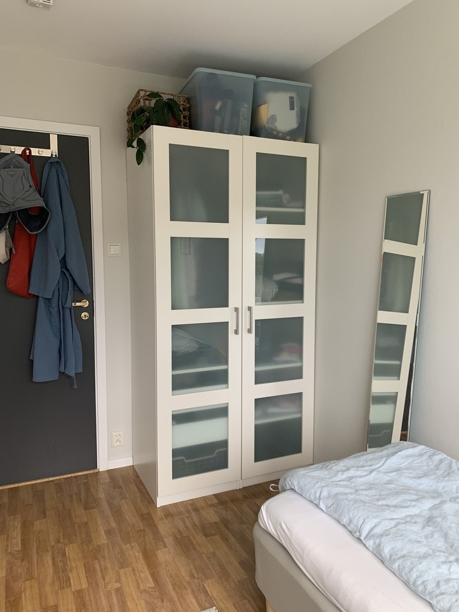 Soverom 2. Kun garderobeskap og speil følger med. Galleribilde