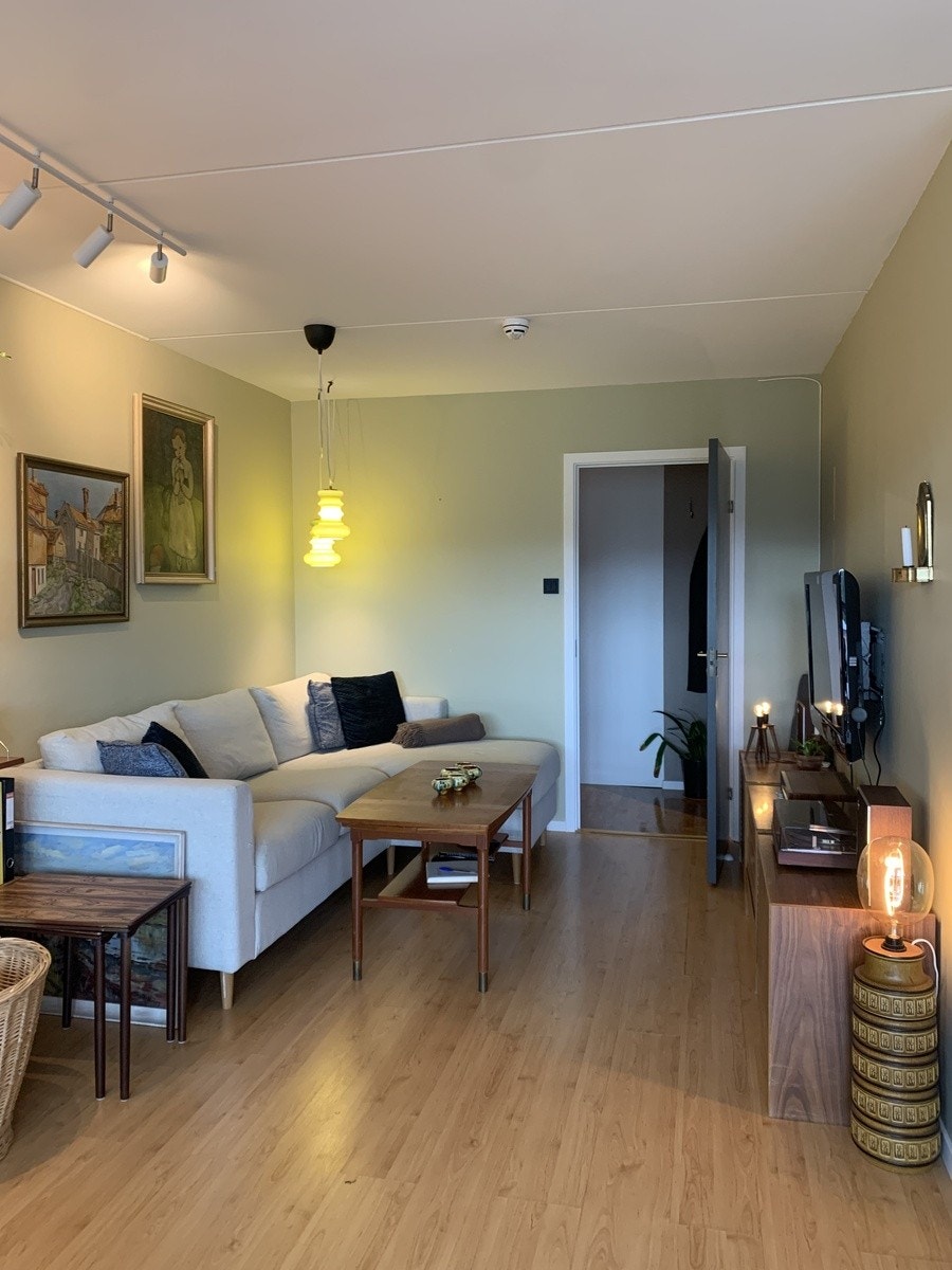 Sofa og tv i stuedelen Galleribilde