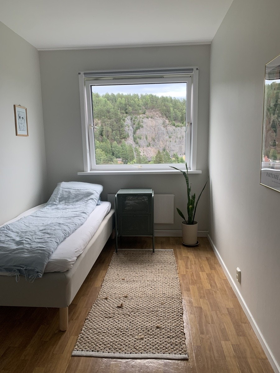 Soverom 2. Kun garderobeskap og speil følger med. Galleribilde