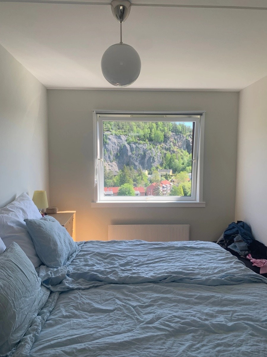 Soverom 1. Møblert med dobbeltseng, nattbord, kommode, klesskap og en hylle. Galleribilde