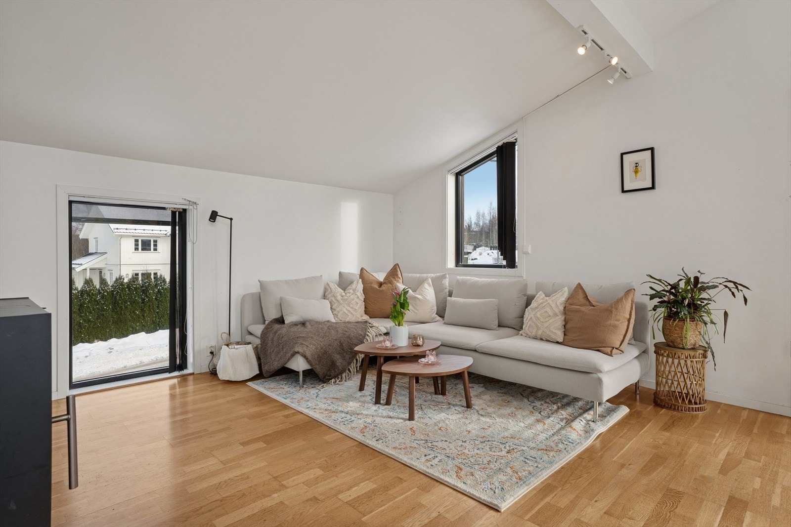 Stuen er lys og luftig med god plass til sofagruppe og TV Galleribilde