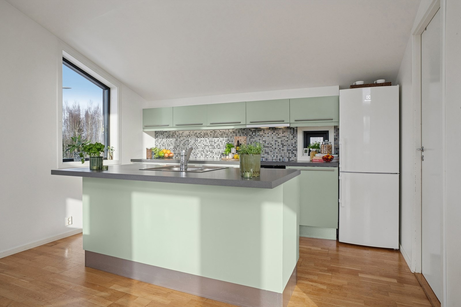 Det er godt med skap- og benkeplass på kjøkkenet Galleribilde