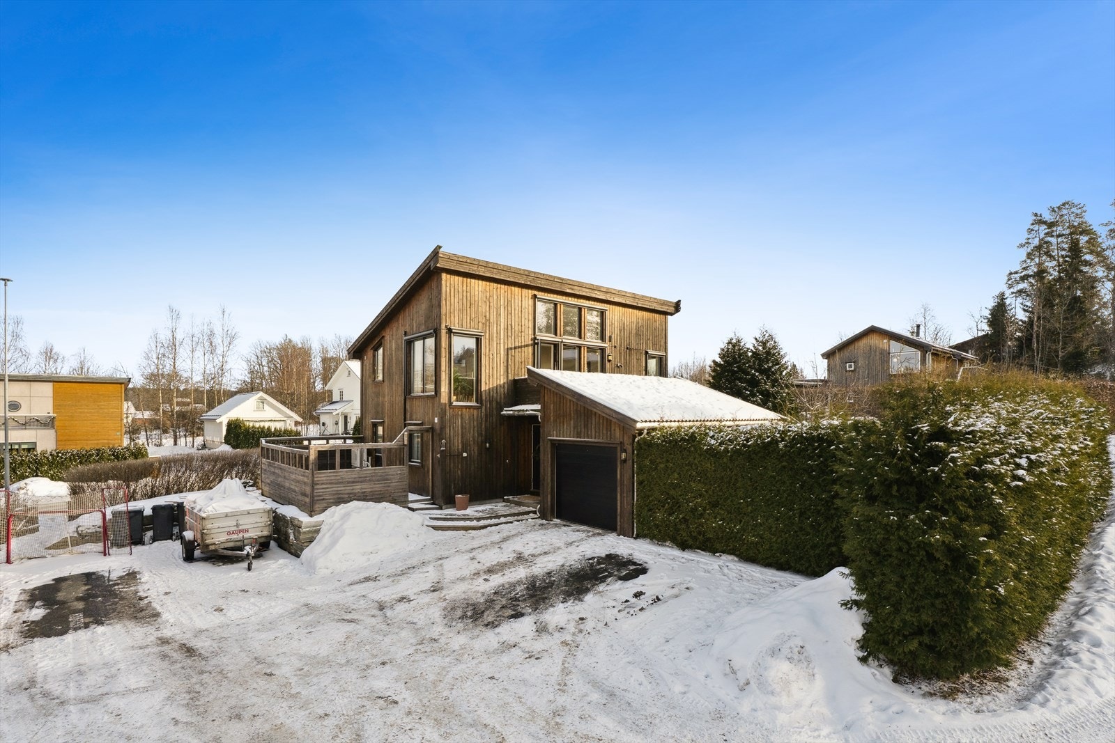 Det er parkering garasje med elbillader, og plass til flere biler i egen gårdsplass Galleribilde