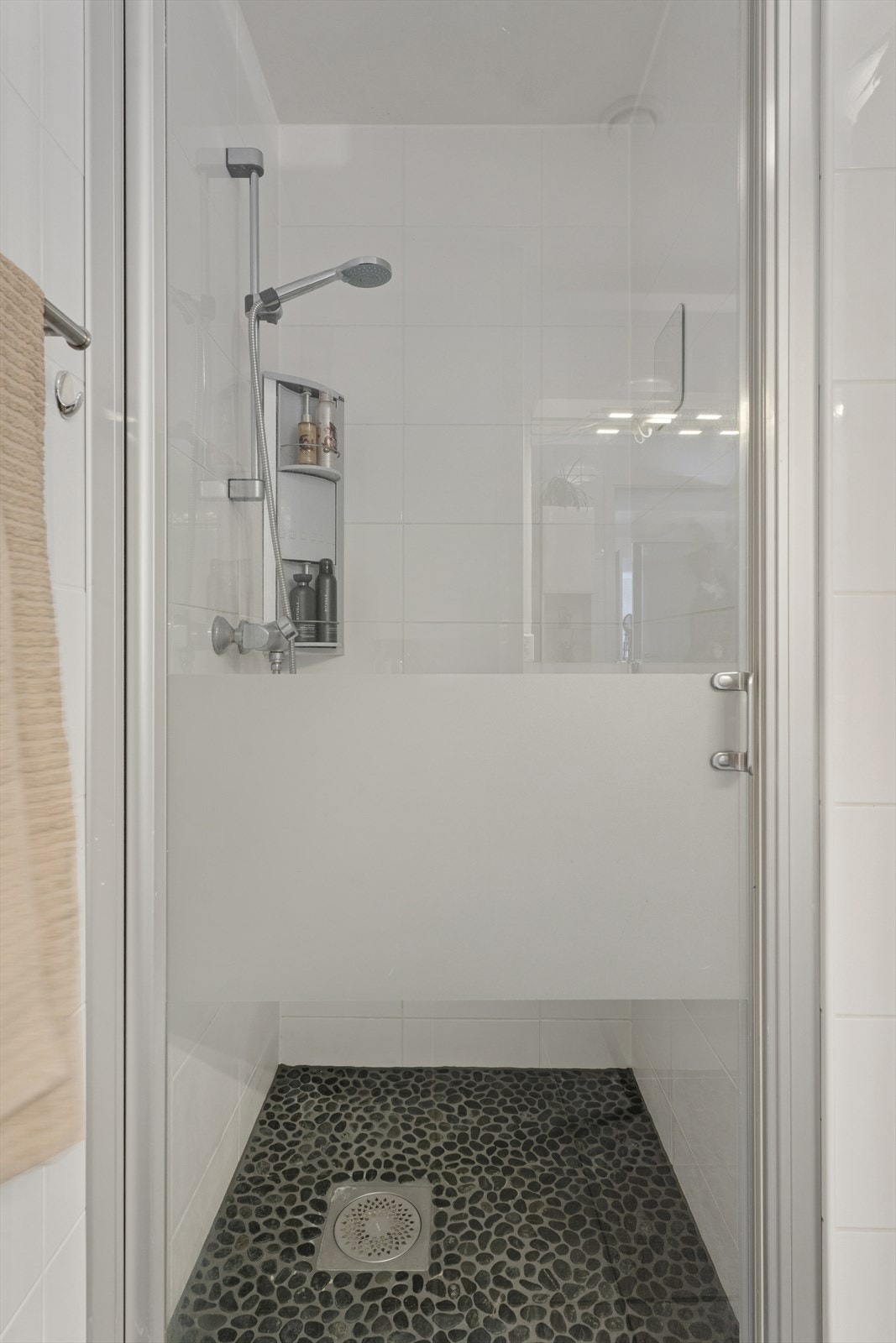 Dusj er plassert i egen nisje, en meget fin og god løsning Galleribilde