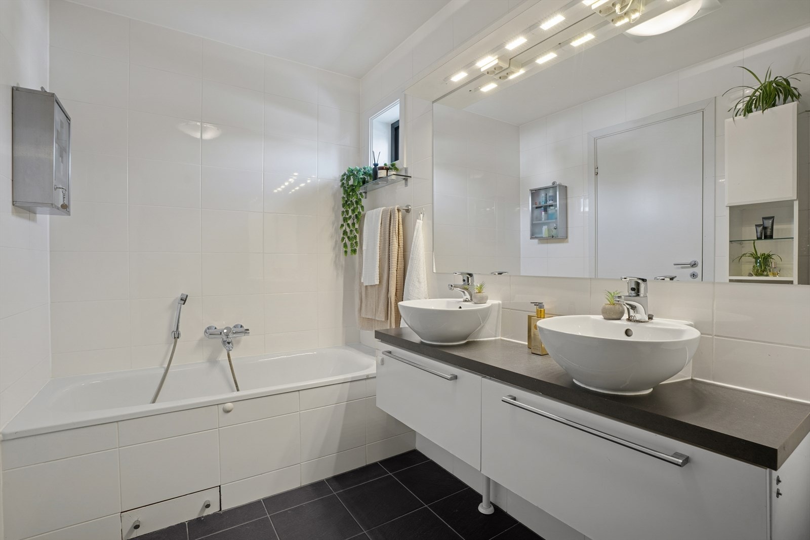 Badet har også et badekar, så her kan man velge mellom et bad eller en dusj! Det er varmekabler i gulvet Galleribilde