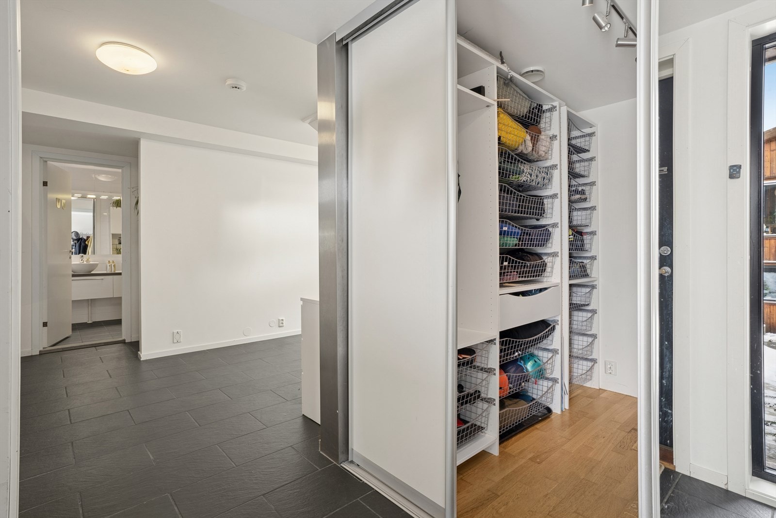 Gjemt bak skyvedører er det et stort rom med mye god oppbevaringsplass. En meget fin løsning! Galleribilde