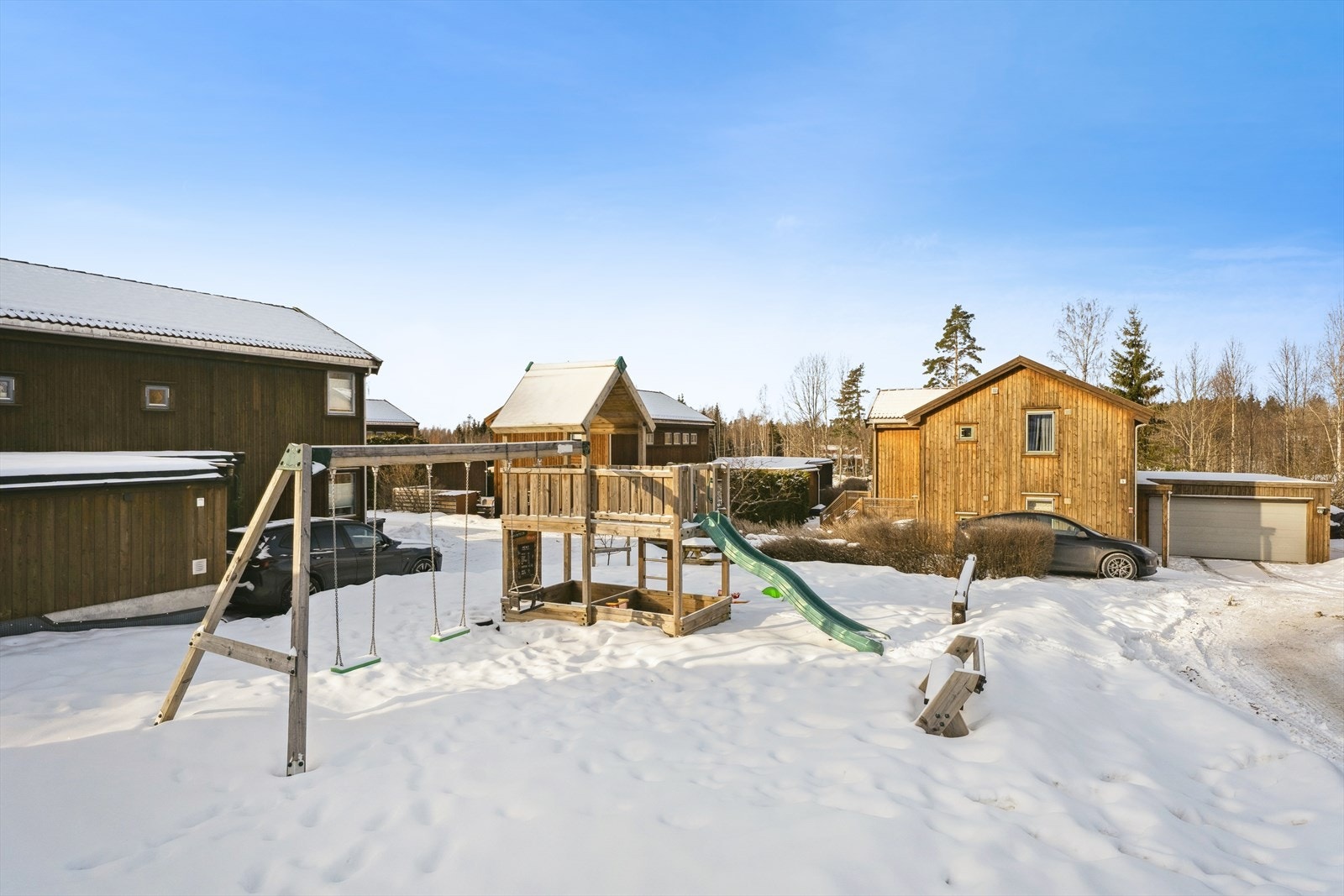 Det er etablert en lekeplass like ved boligen. Denne tomten har man 1/3 eierskap til Galleribilde