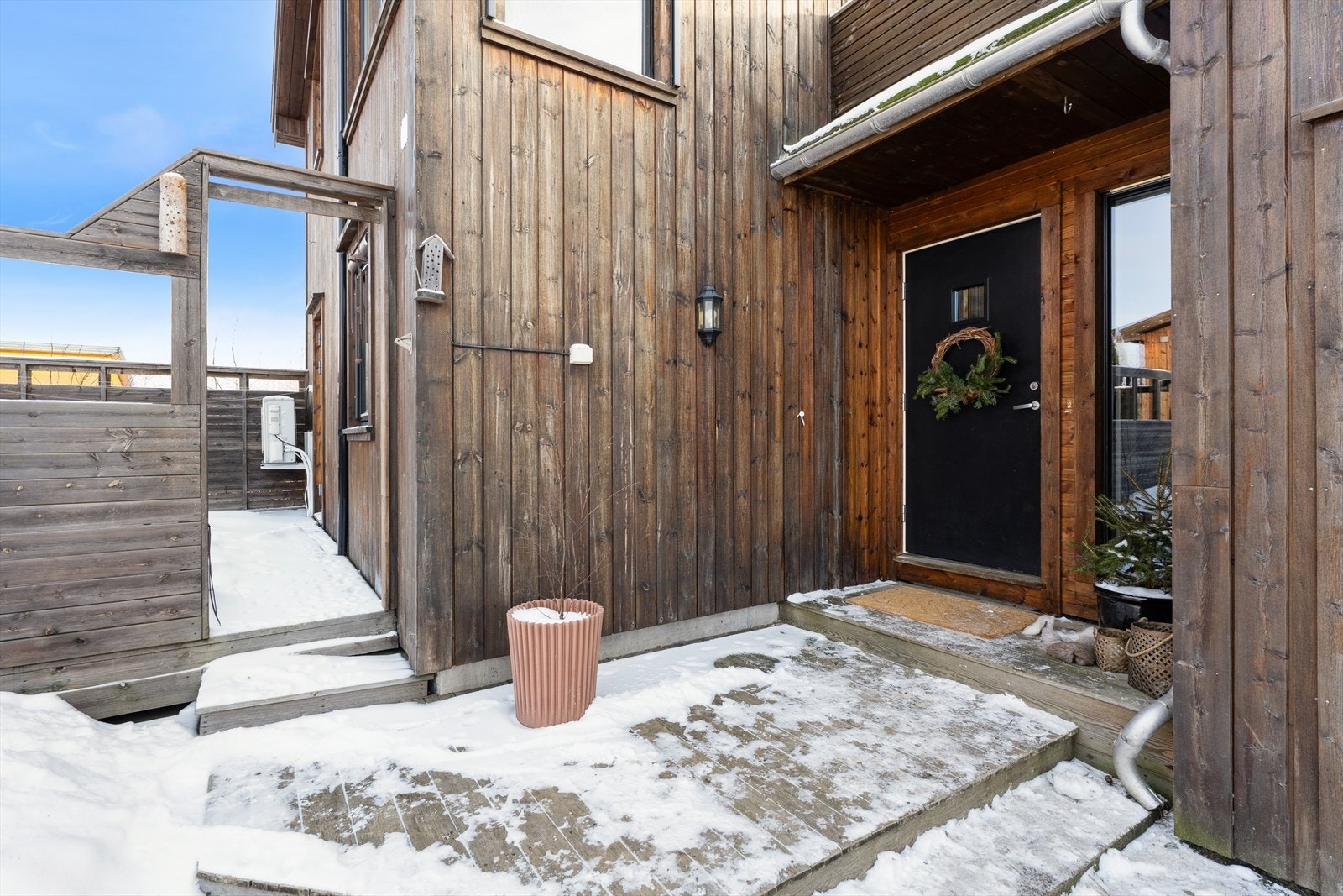 Meget fint inngangsparti som også har adkomst til fin platting på ca. 24 kvm utenfor vaskerommet Galleribilde