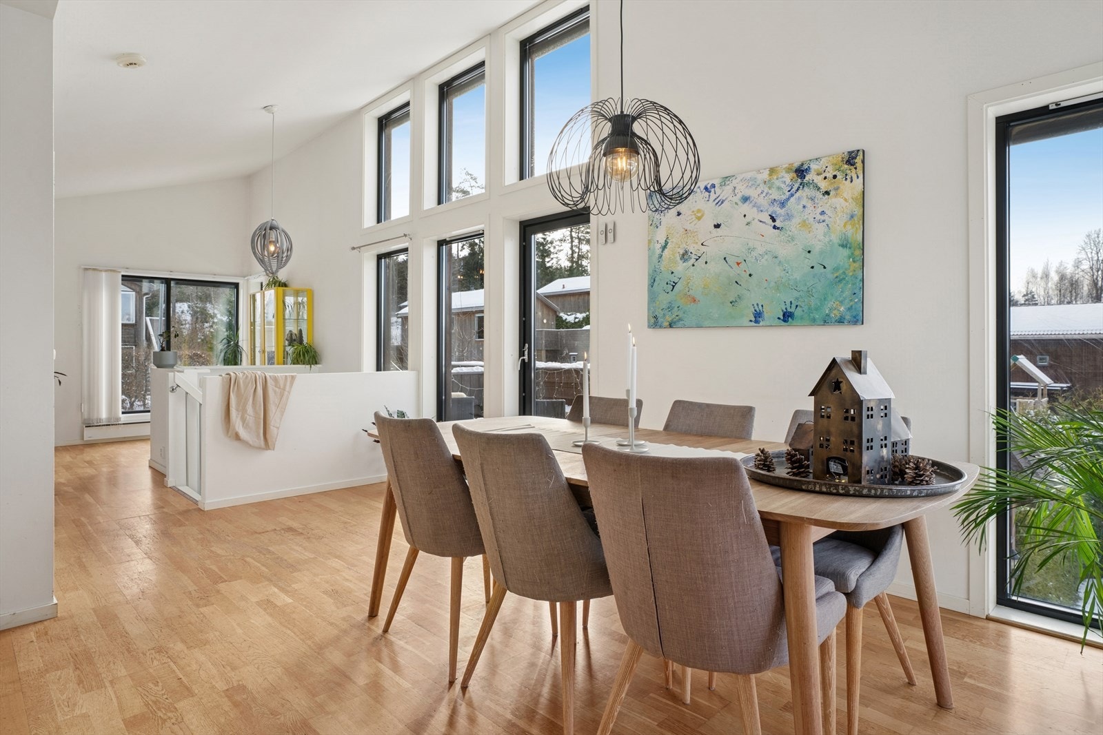 Fra spistestuen er det utgang til fin terrasse som har trapp ned til hagen og øvrige uteplasser Galleribilde