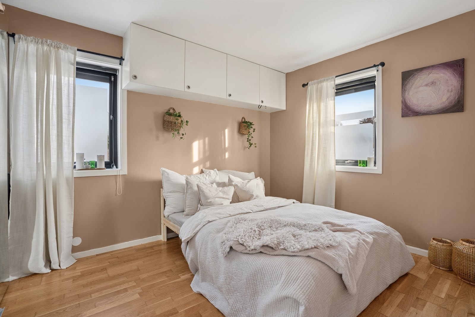 Hovedsoverom er av fin størrelse med plass til dobbeltseng og nattbord Galleribilde