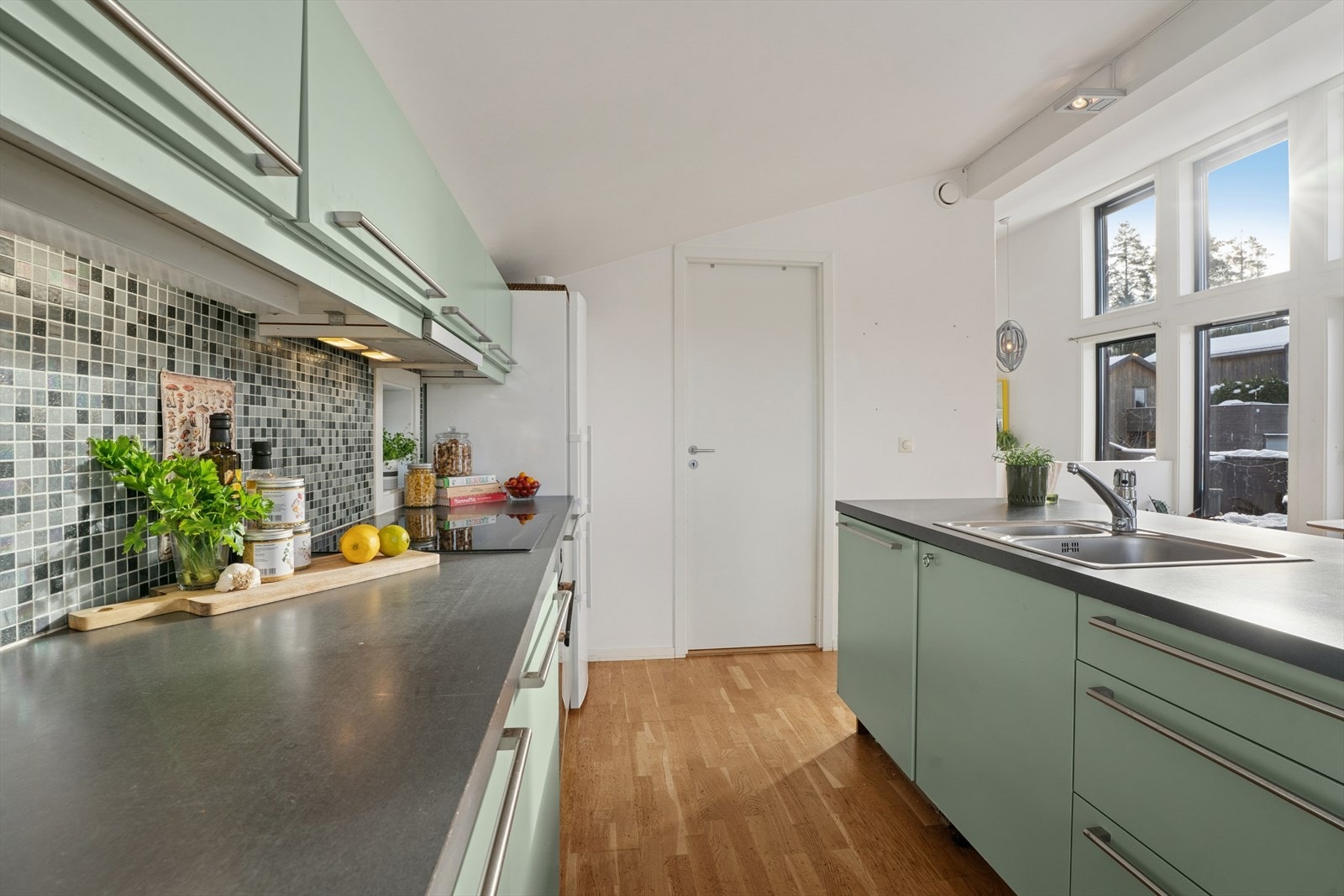 Det er integrerte hvitevarer som stekeovn, koketopp, oppvaskmaskin og fryseskap, samt avsatt plass til kjøleskap Galleribilde