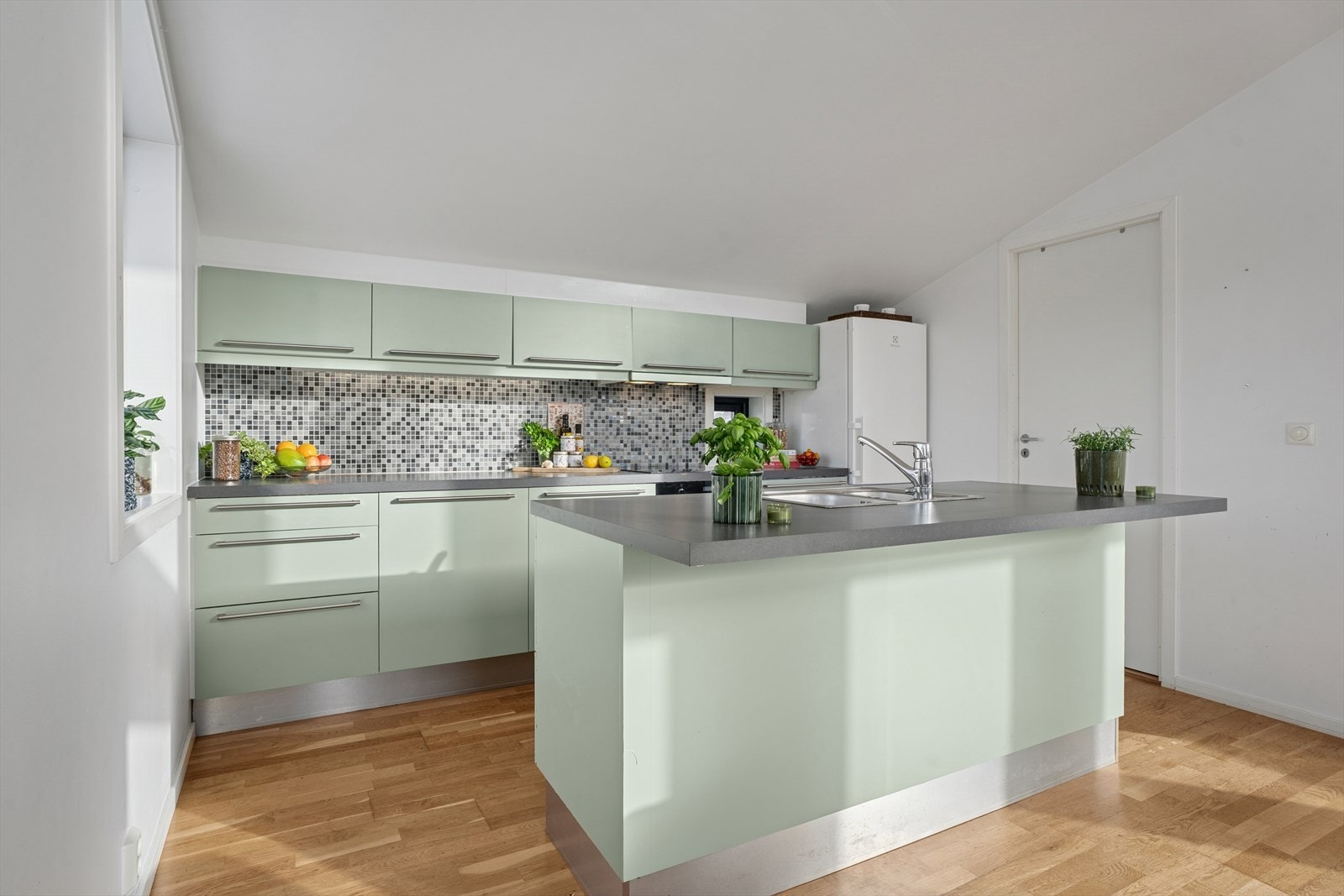 Fra kjøkkenet er det også adkomst til praktisk rom med oppbevaringsplass Galleribilde