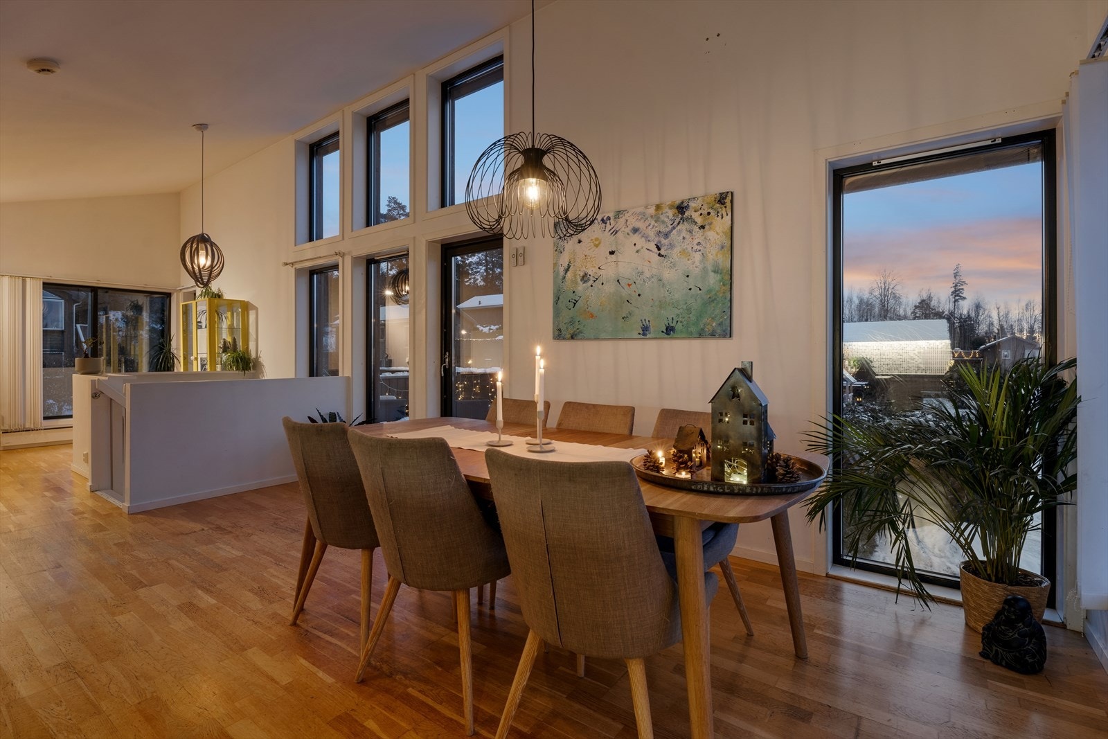 Det er åpen himling som gir en god romfølelse Galleribilde