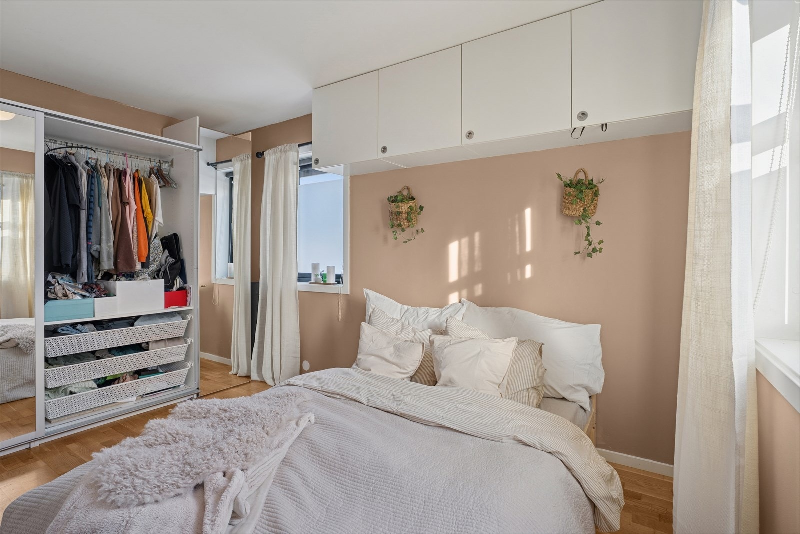 Det er også en stor skyvedørsgarderobe og innredning på rommet for god oppbevaring Galleribilde