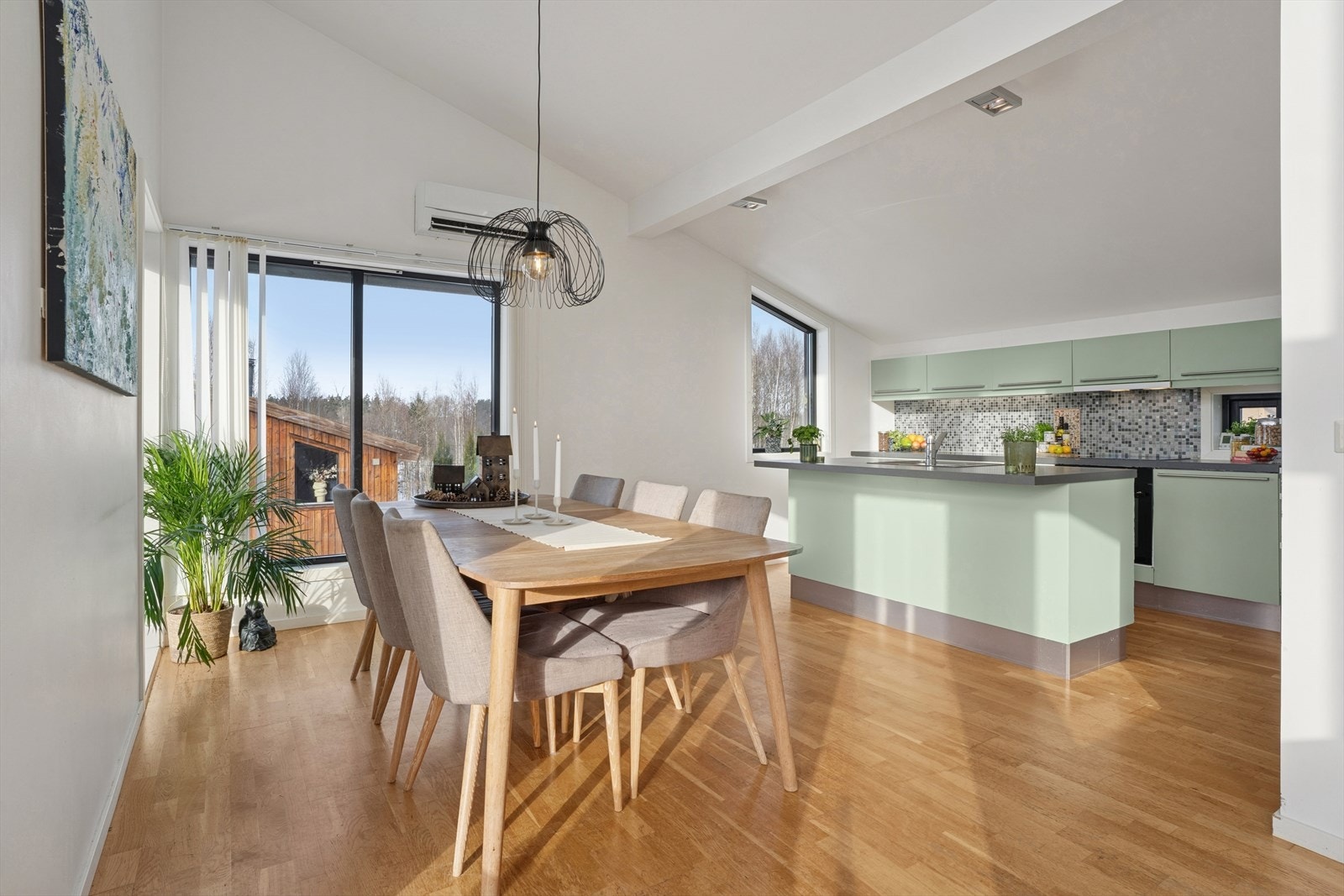 Det er god plass til et stort spisebord ved kjøkkenet Galleribilde