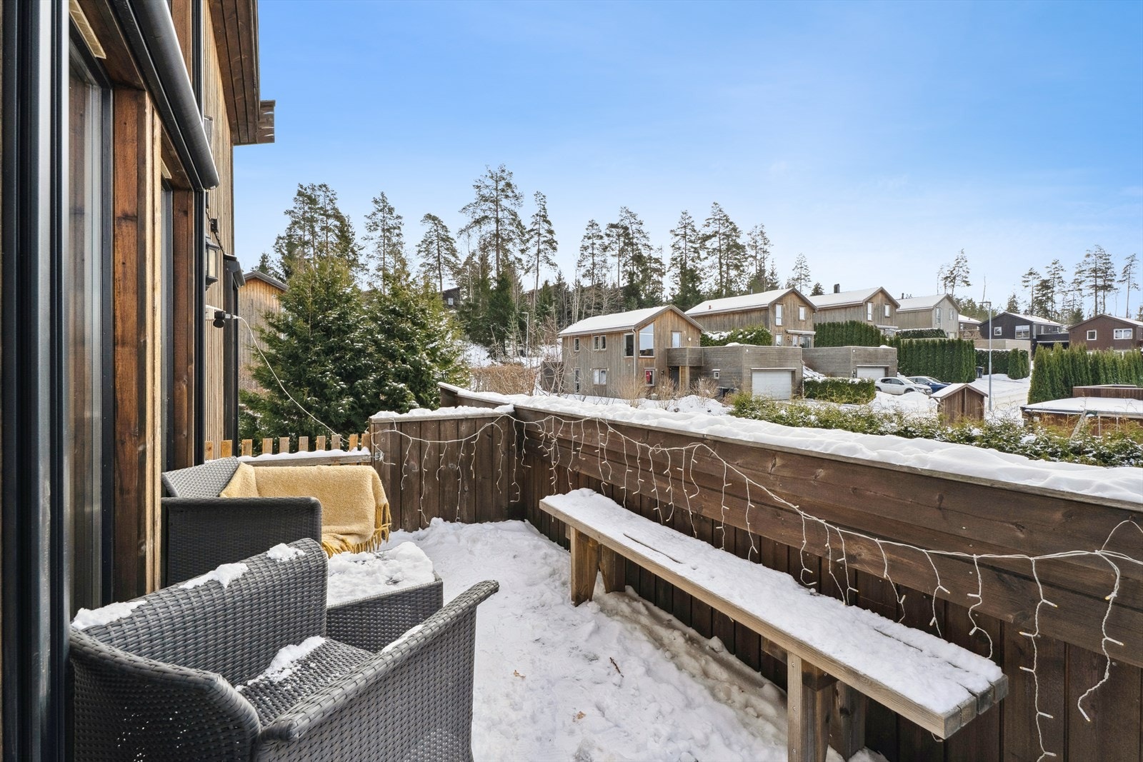 En fin og koselig veranda på ca. 8 kvm med adkomst fra spisestue. Det er etablert en trapp som tar deg videre ned til øvrige uteplasser og hage Galleribilde