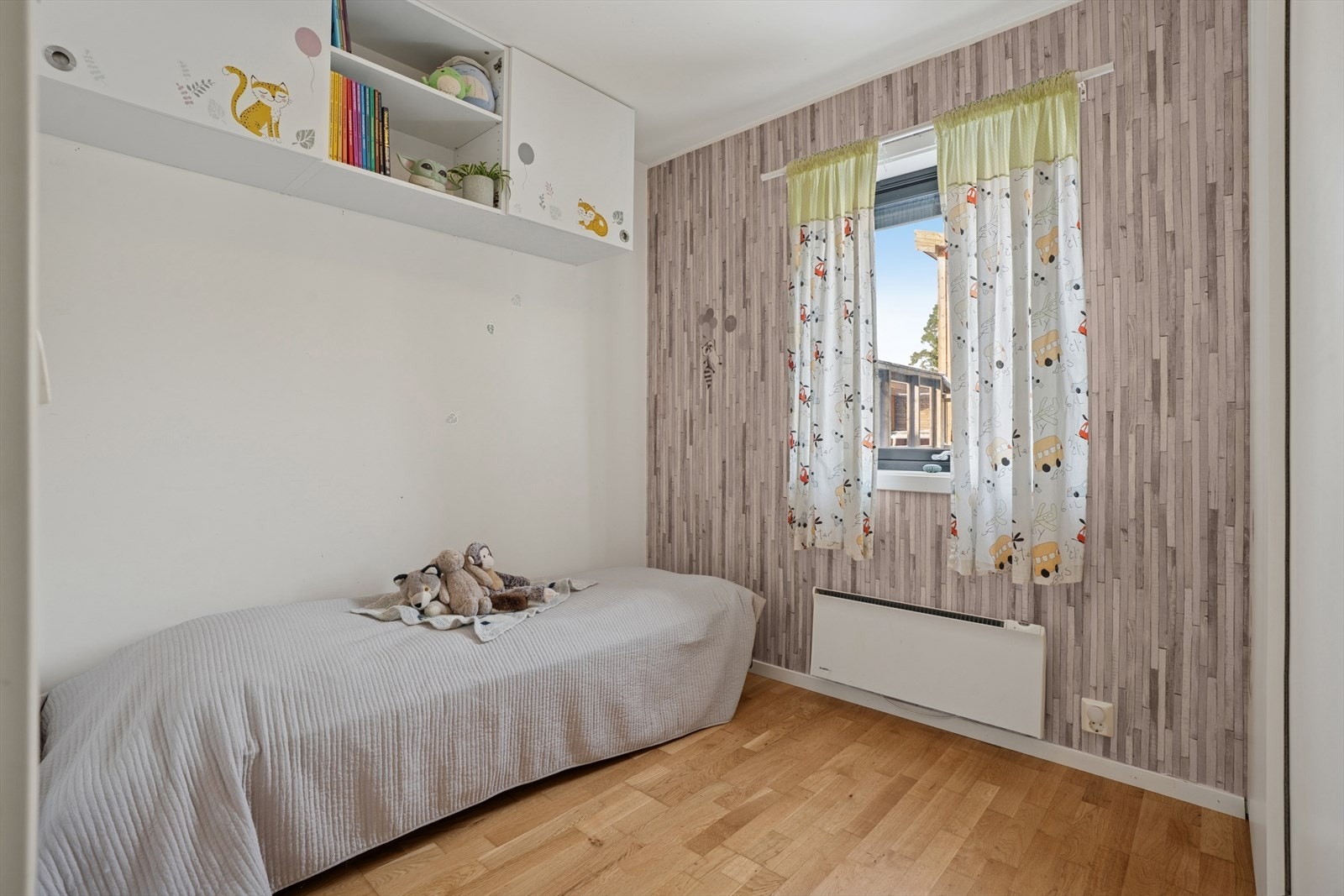 Soverom 2 har plass til seng, nattbord, pult og garderobeskap Galleribilde