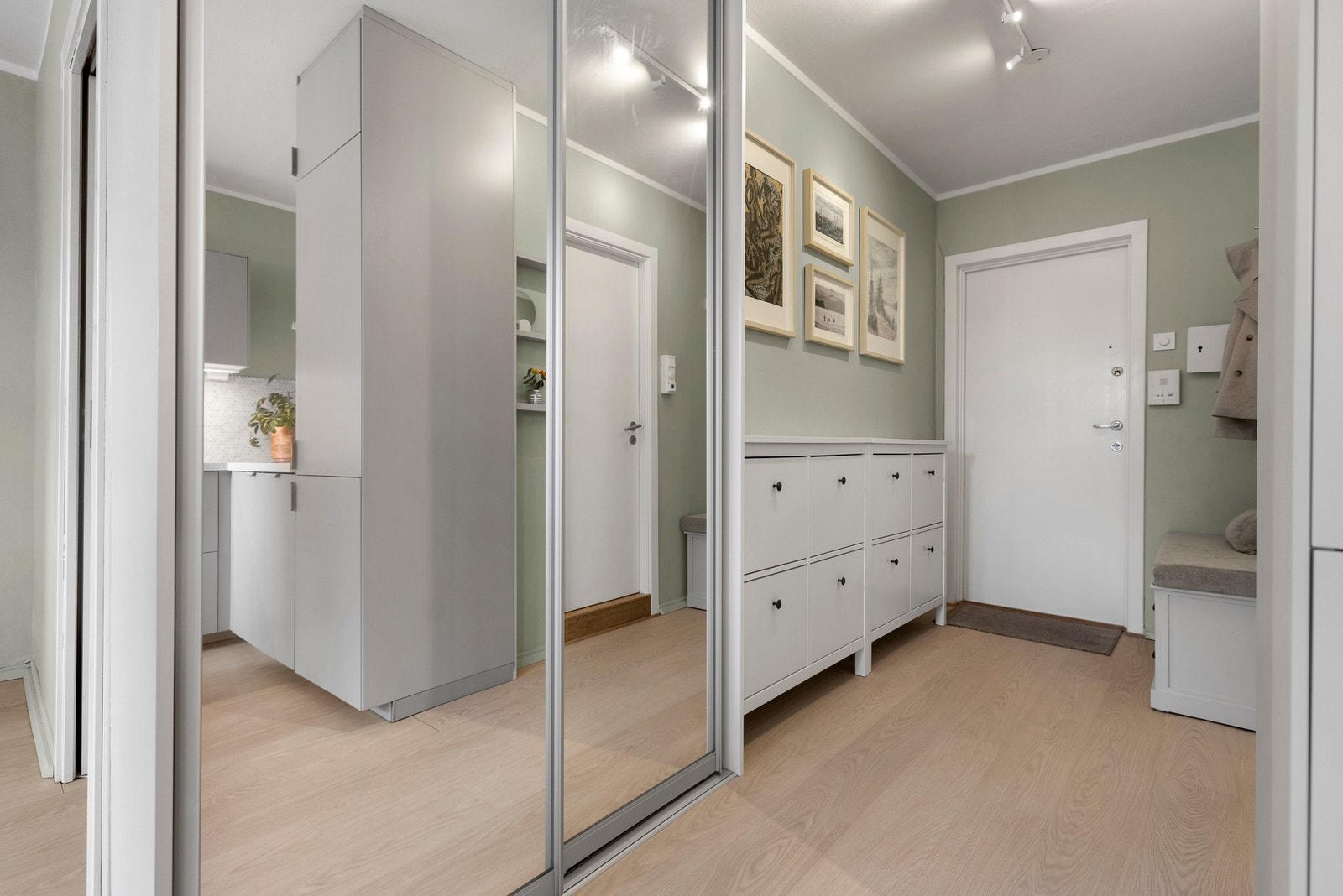 Romslig entrè med gode oppbevarings muligheter Galleribilde