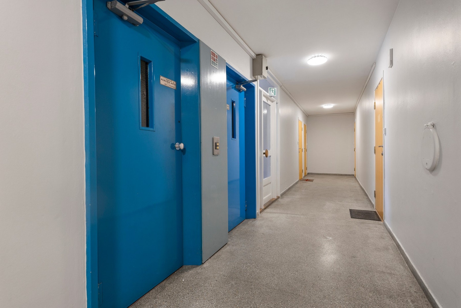 Det er to heiser i gården Galleribilde