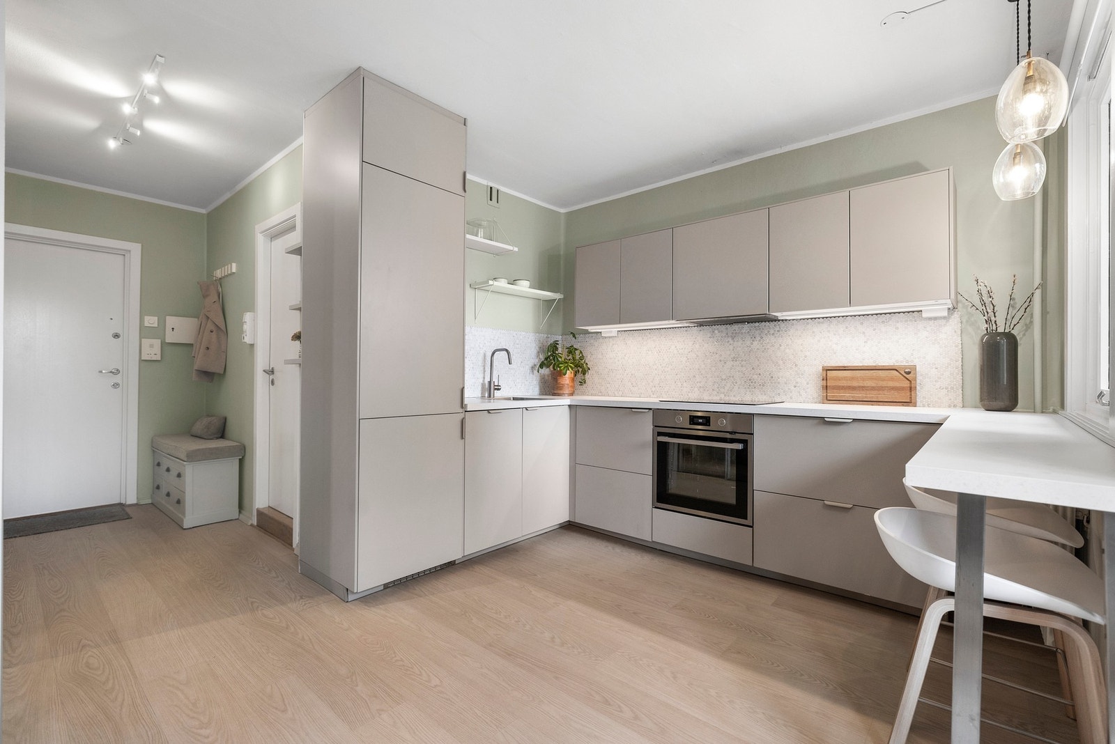 Pen 1-roms leilighet med balkong, lekkert kjøkken fra 2024, varmtvann og fyring inkludert, 2 heiser, populær og sentral beliggenhet Galleribilde