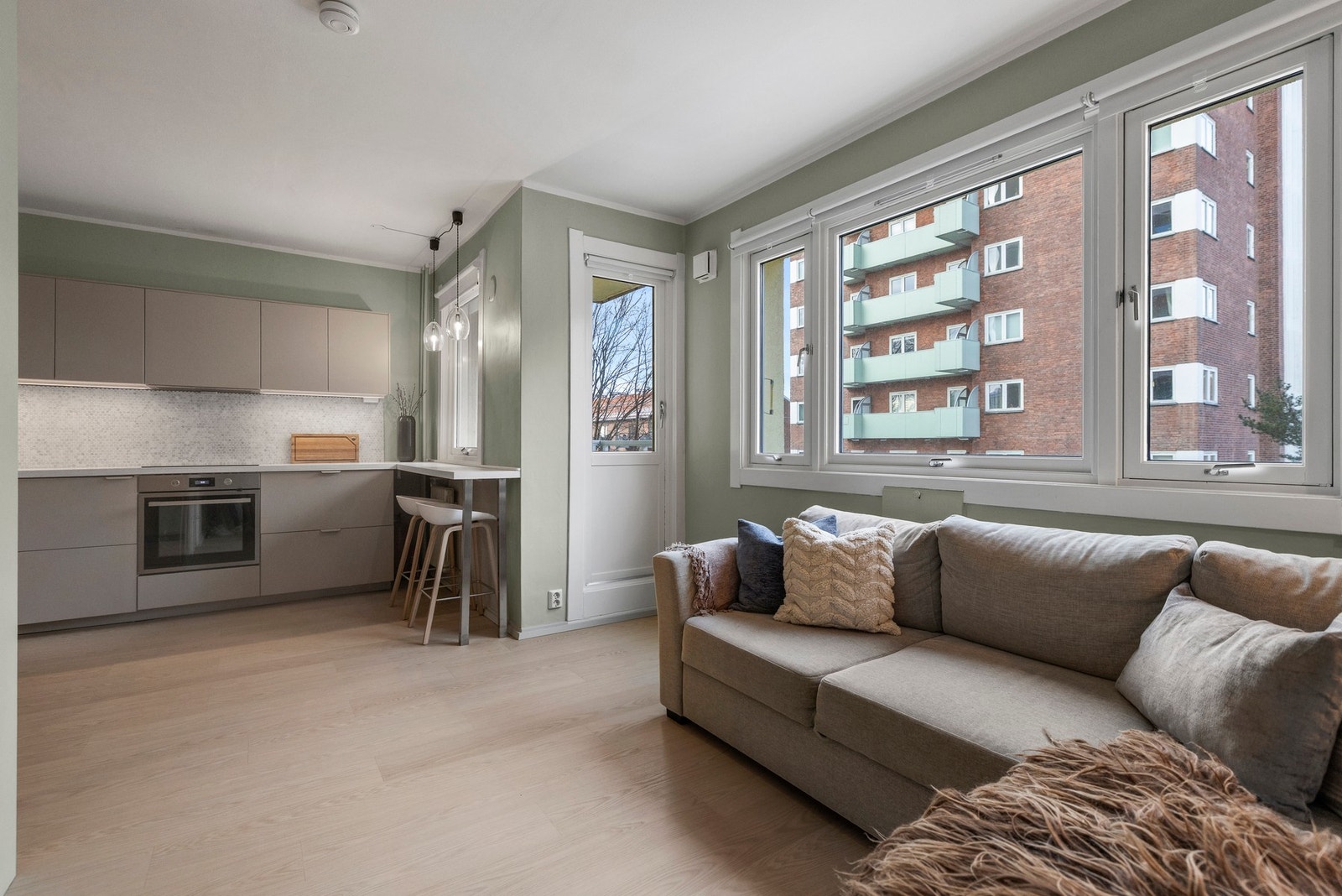 På kjøkkenet er det en koselig frokostkrok forran vindu som vender mot balkongen Galleribilde