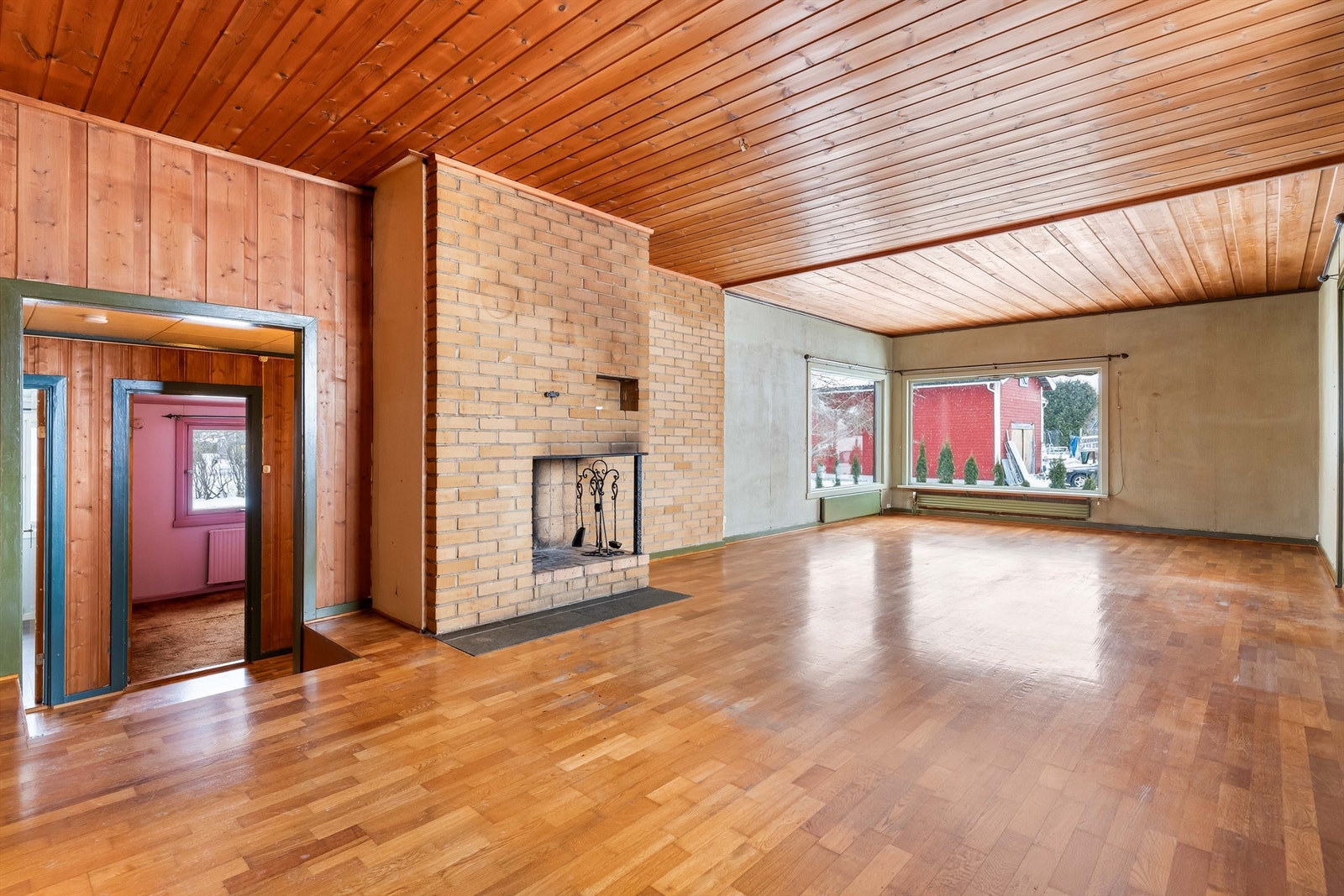 Stuen er et romslig samlingspunkt med parkett på gulvet og trepanel i himlingen. Galleribilde