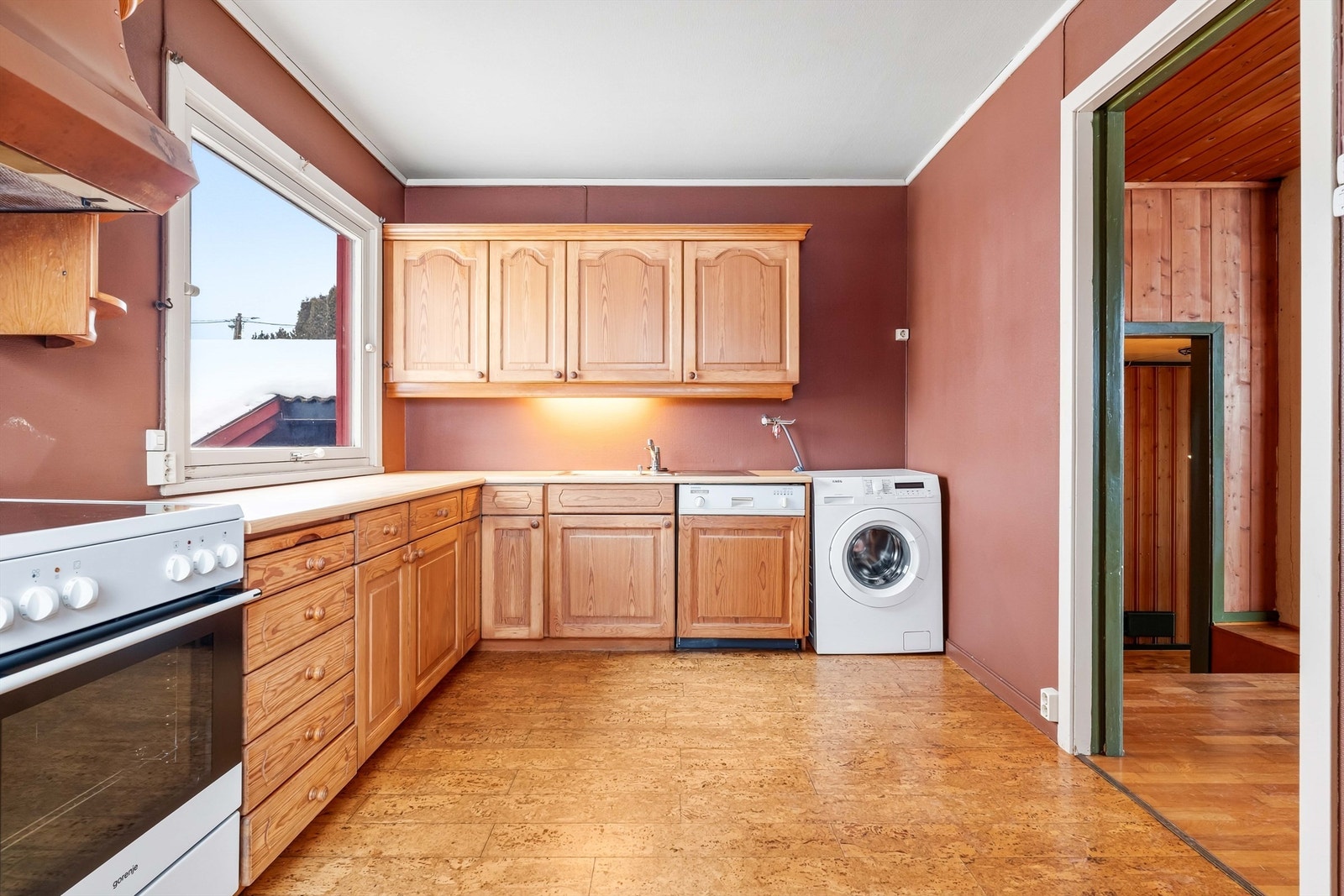 Kjøkkenet er utstyrt med integrert oppvaskmaskin, og komfyr og vaskemaskin medfølger handelen. Galleribilde