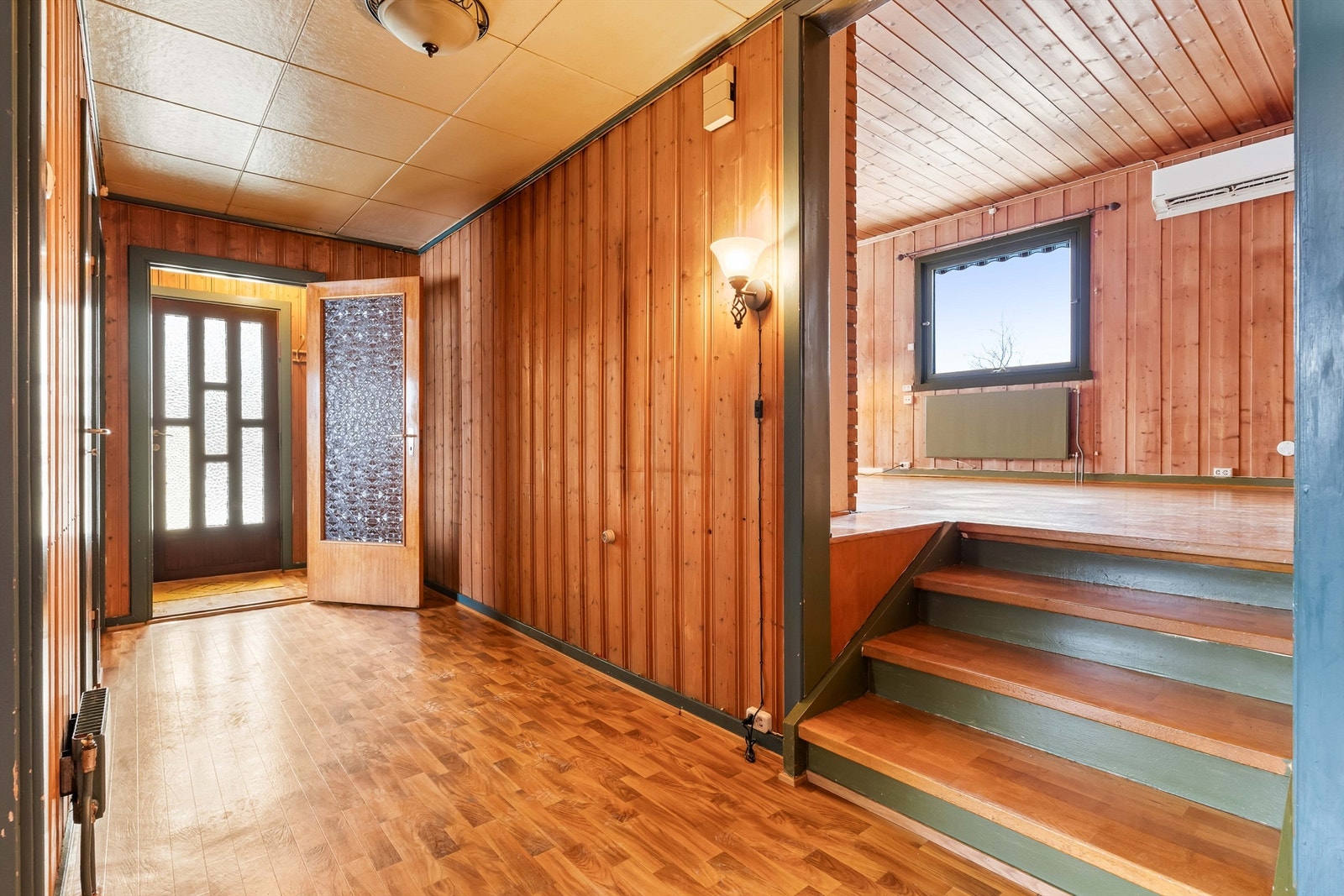 Inngangspartiet leder inn til en bolig med et betydelig potensial for modernisering, slik at du kan skape ditt drømmehjem. Galleribilde