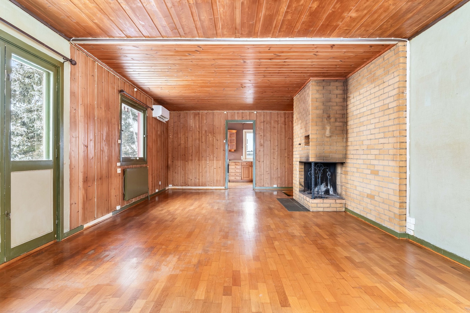 Stuen har en åpen og luftig planløsning med god plass til flere møbleringssoner. Galleribilde