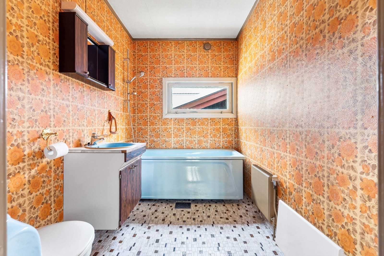 Badet er fra byggeåret og er innredet med badekar, servant og toalett. Galleribilde