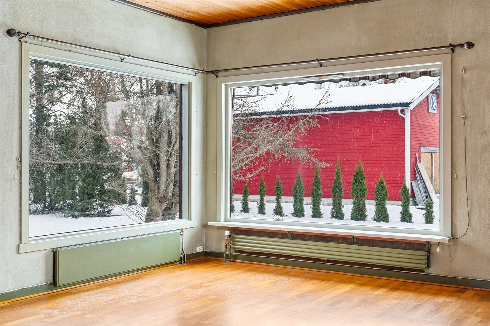 Store vindusflater gir rikelig med naturlig lys og en god romfølelse. Galleribilde