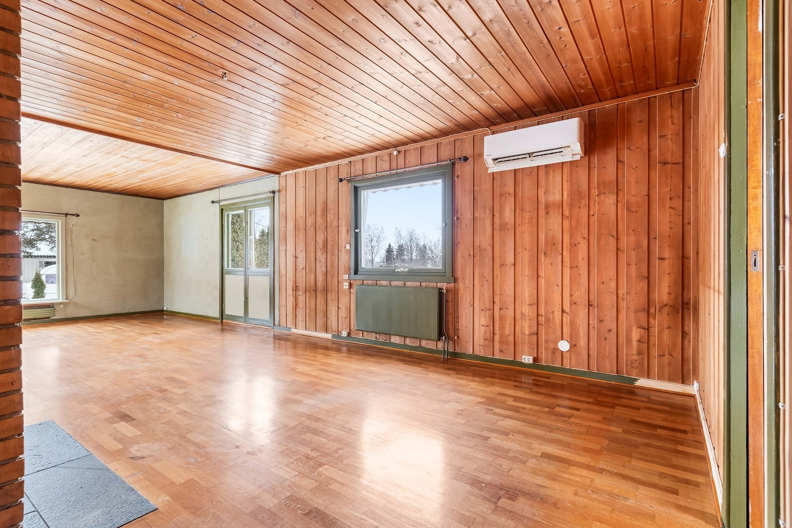 En luft-til-luft-varmepumpe fra 2023 bidrar til effektiv oppvarming av boligen. Galleribilde