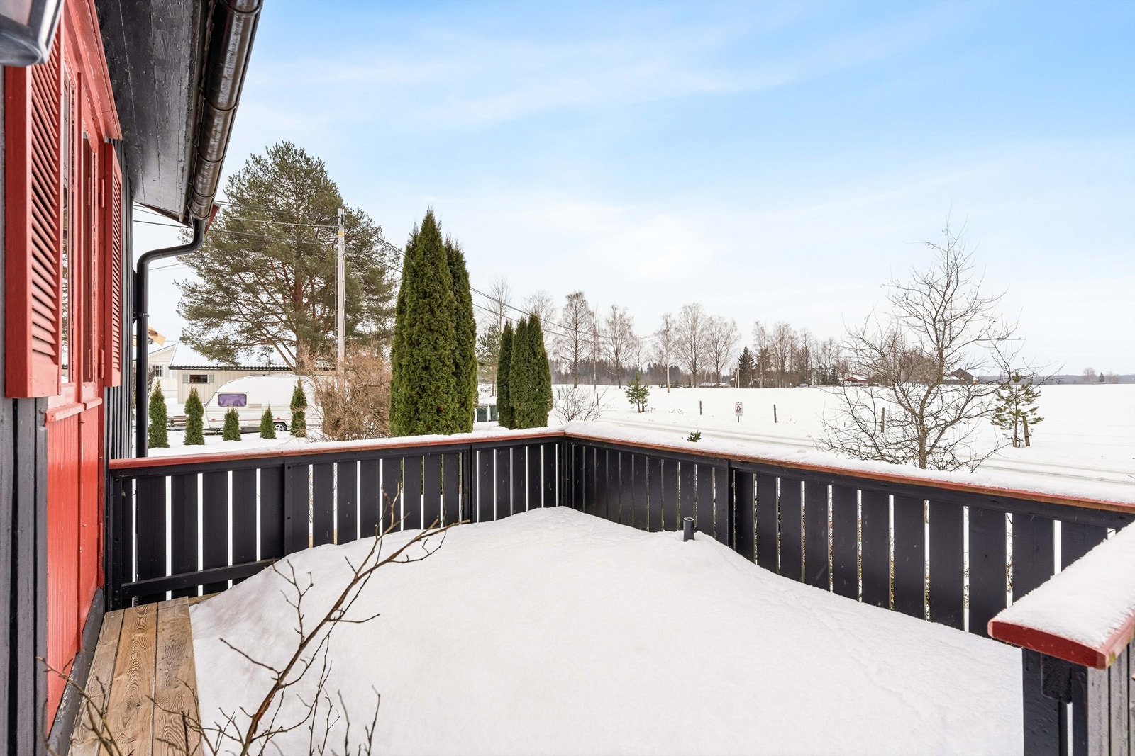 Terrassen er en uteplass med utsikt over de omkringliggende jordene. Galleribilde