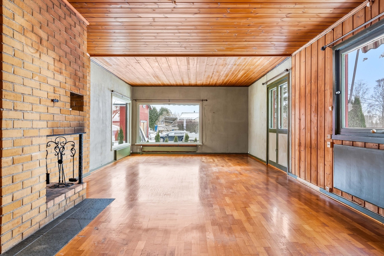 Den sentralt plasserte peisen i stuen gir en god og lun varme på kalde dager. Galleribilde