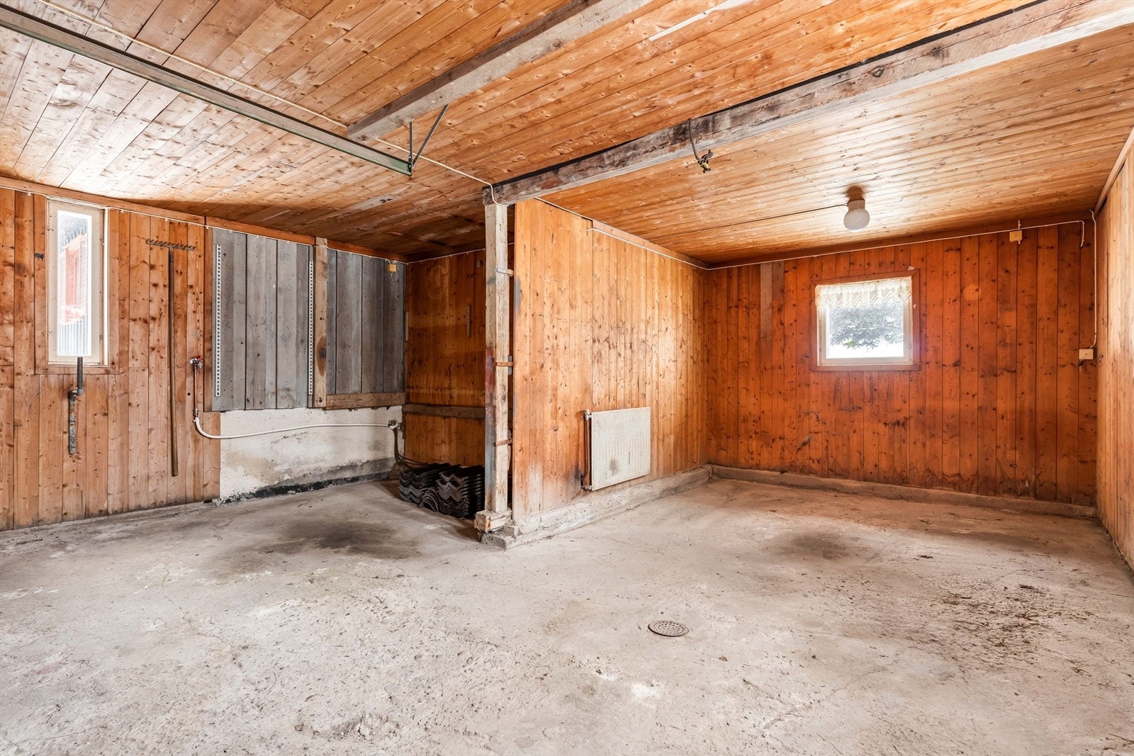 En solid, murt garasje på 27 m² gir plass til bil og ekstra lagring. Galleribilde