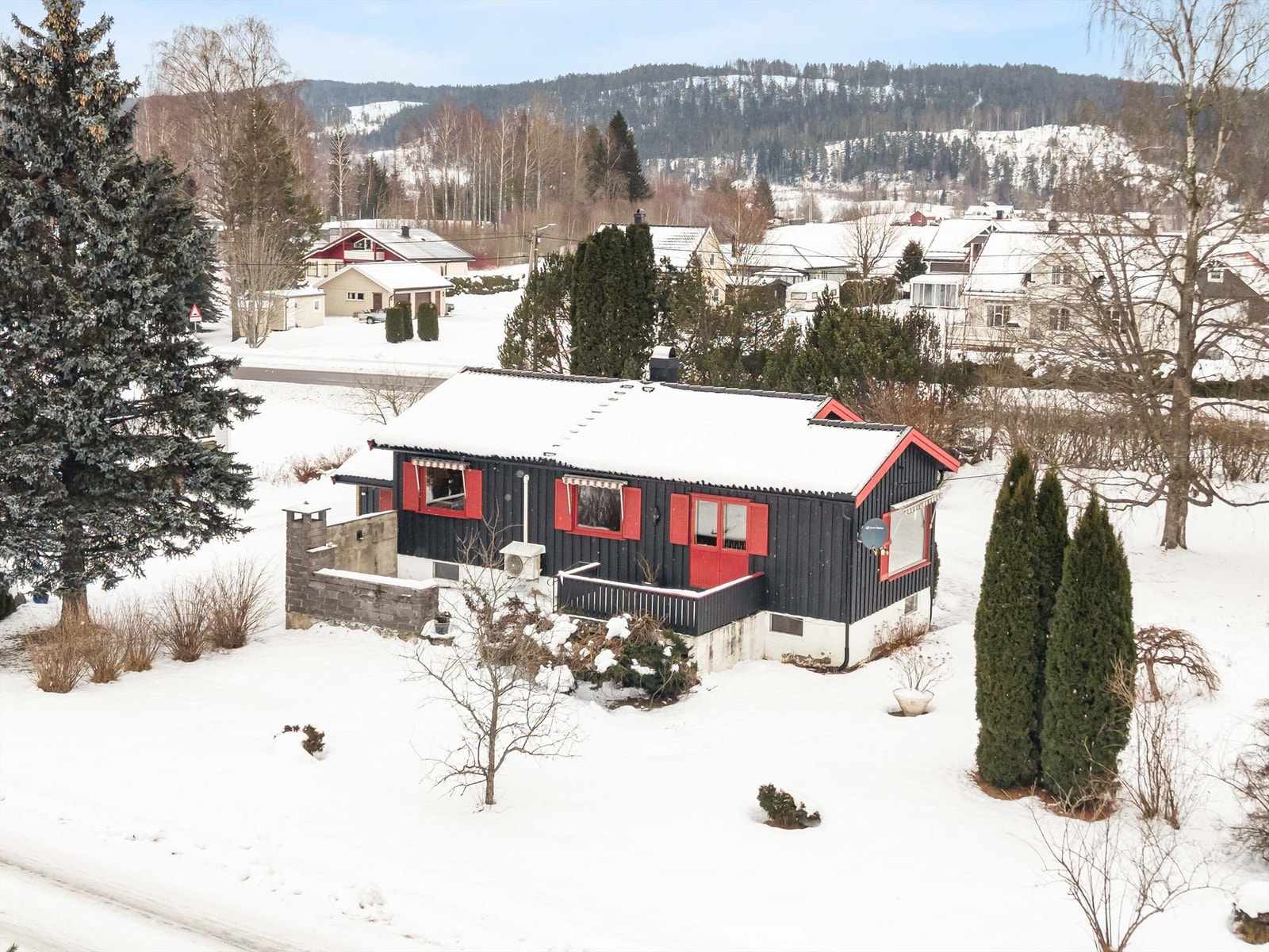 Eiendommen har en solrik plassering i hjertet av Fenstad, med en stor, flat tomt som gir trygg boltreplass. Galleribilde