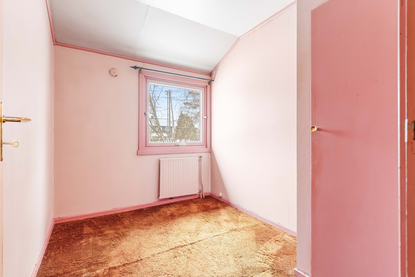 Rommene har naturlig ventilasjon med tilluftsventiler i vinduene. Galleribilde