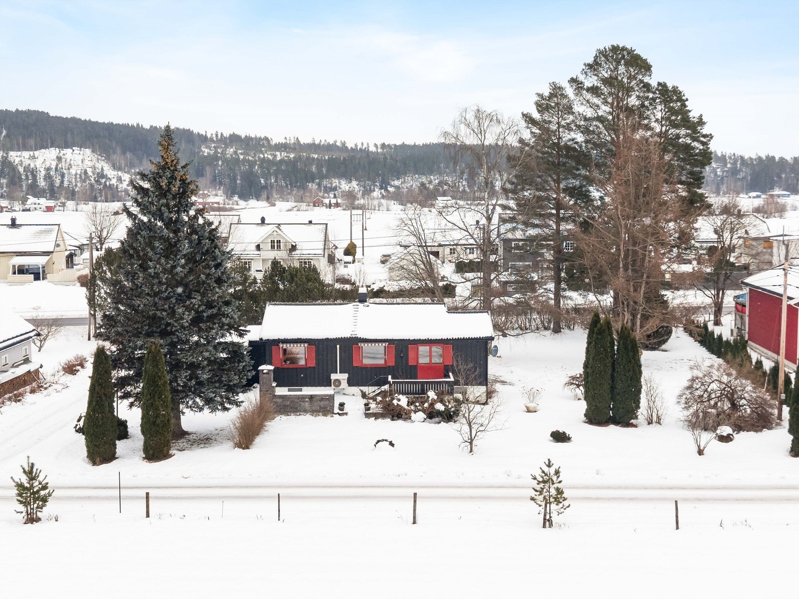 Tomten er pent opparbeidet med plenarealer, prydbusker og trær. Galleribilde