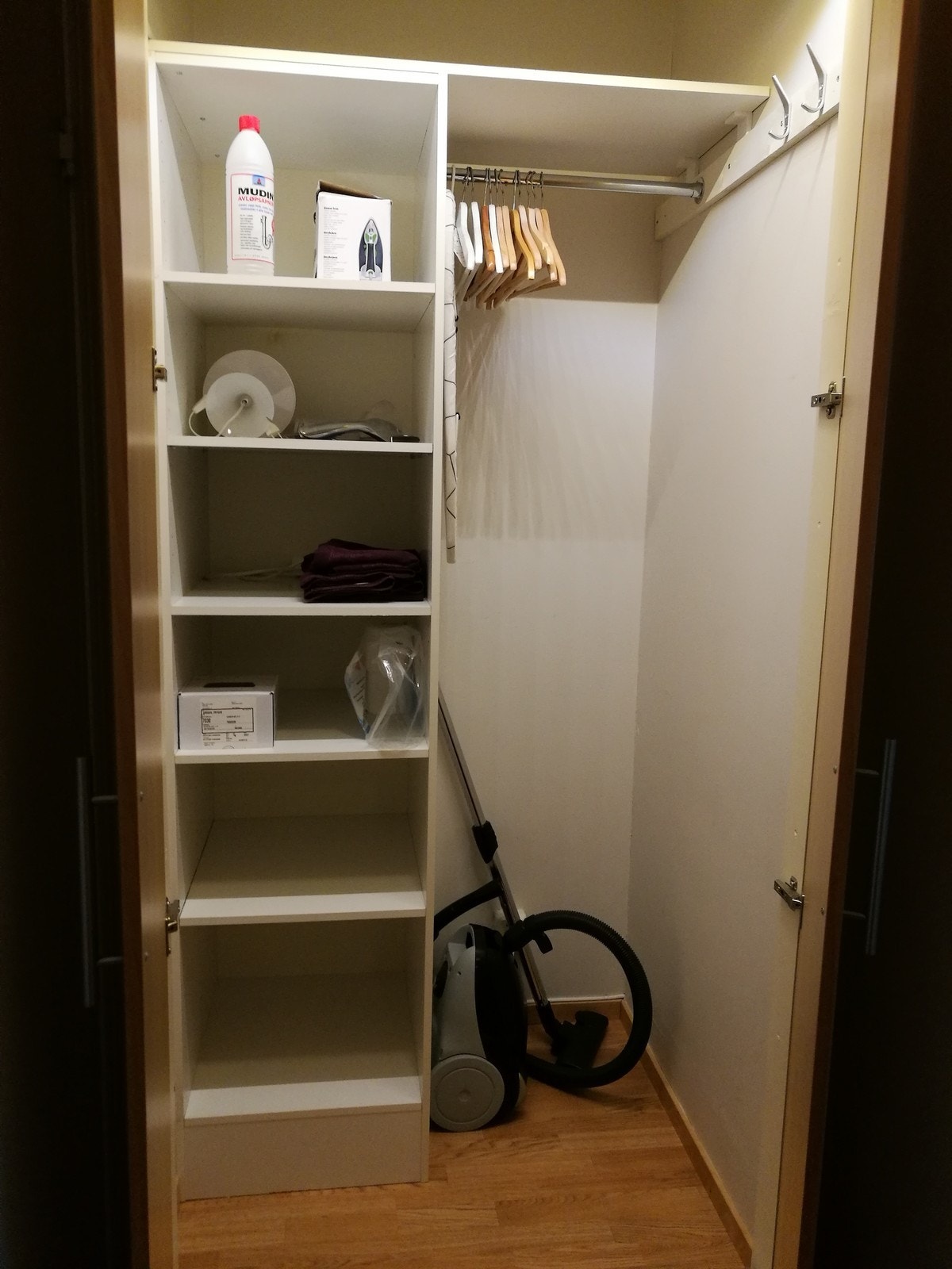 I mellomgang mellom soverom og bad er det ett praktisk kott. Galleribilde