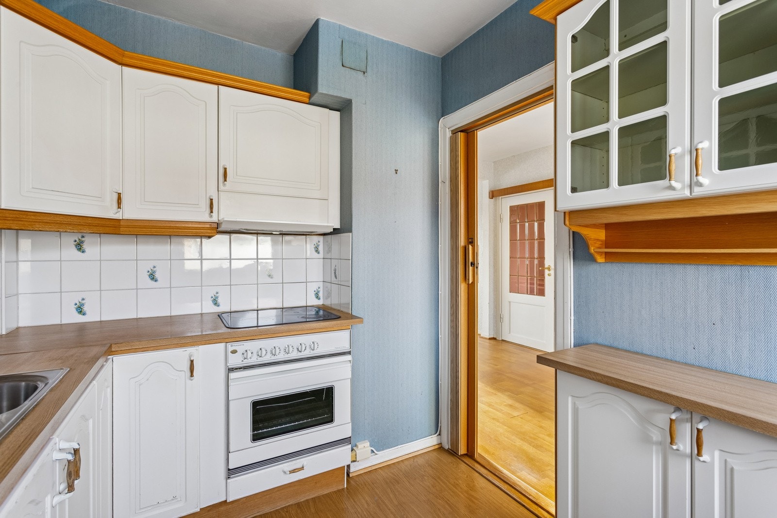 Flere har fjernet veggen mellom kjøkken og spisestue (må søke borettslaget) for en åpen og fin løsning. Galleribilde