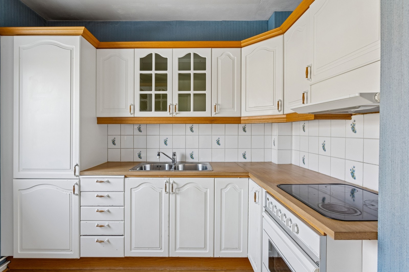 Adskilt kjøkken med eldre standard. Galleribilde