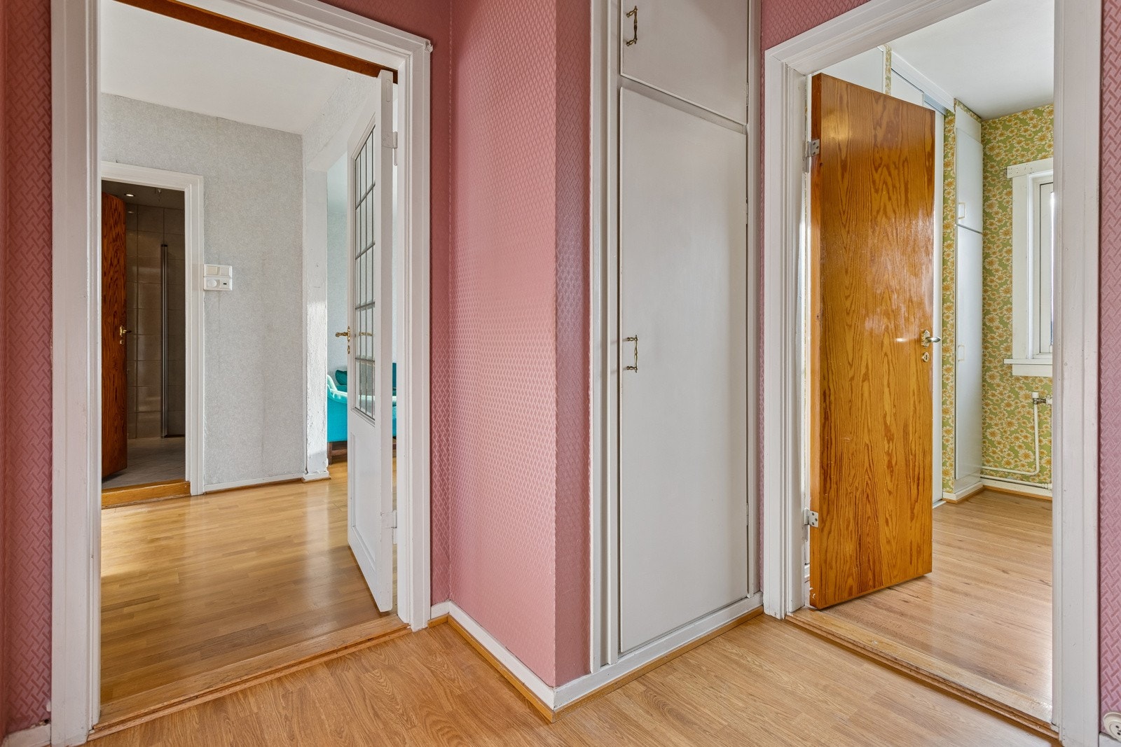 Lys entré med plassbygd garderobeskap. Galleribilde